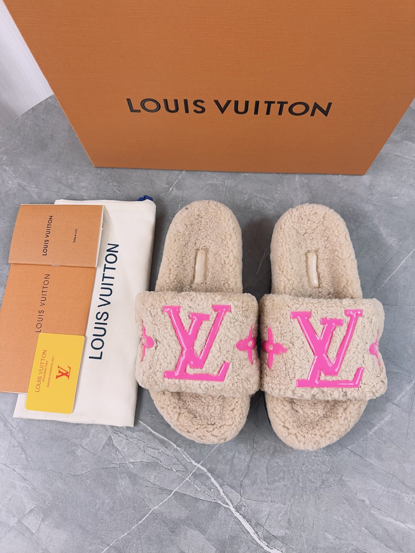 LV高仿女款毛毛拖鞋米色粉Logo時尚亮眼設計｜歐美奢侈品精品推薦
