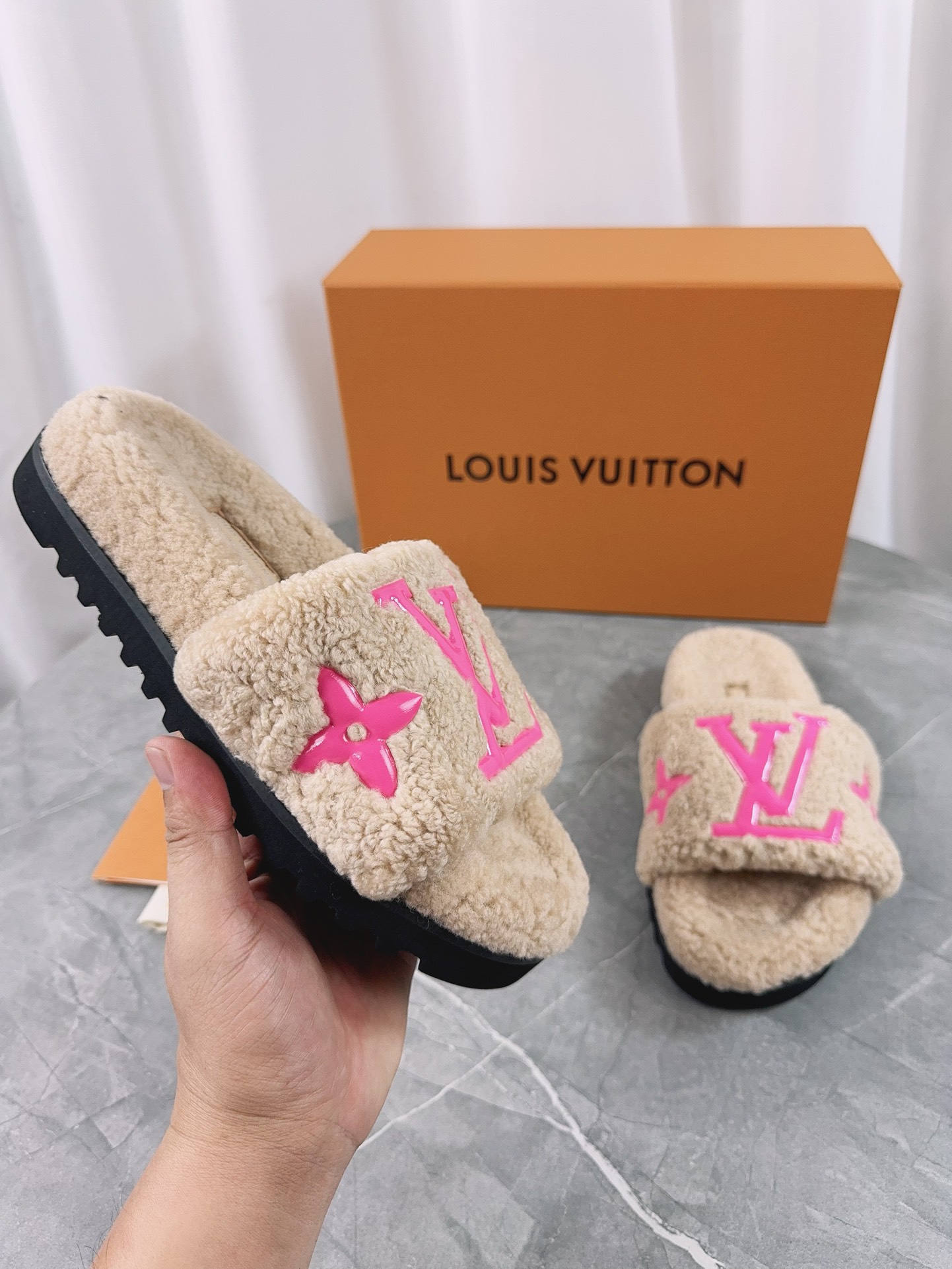 LV高仿女款毛毛拖鞋米色粉Logo時尚亮眼設計｜歐美奢侈品精品推薦