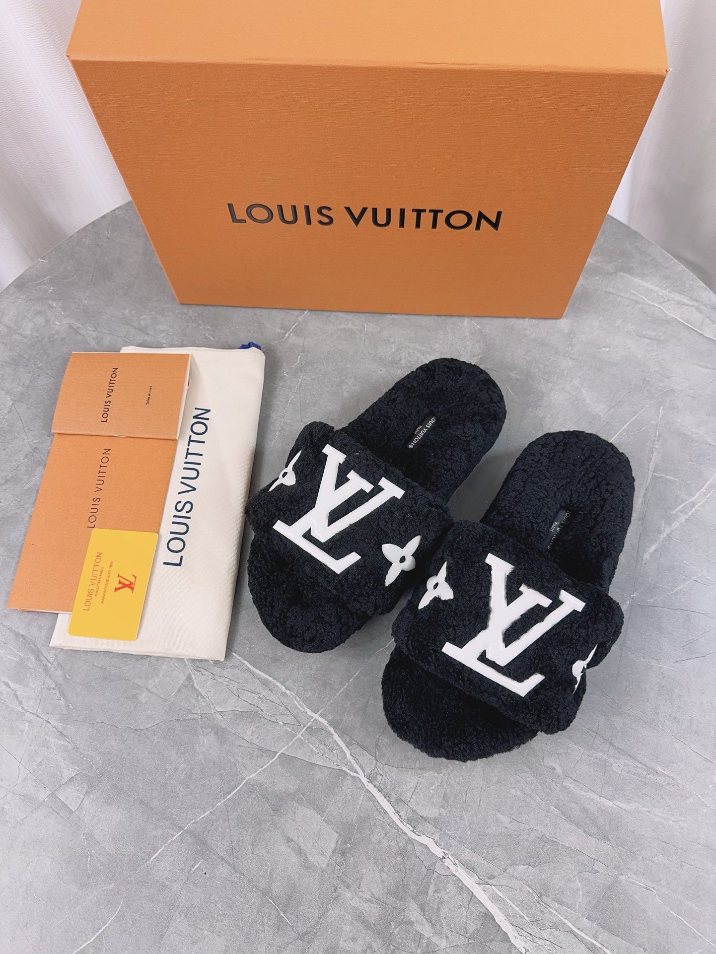 LV原單女款毛毛拖鞋黑色白Logo簡約大方百搭款｜歐美奢侈品精品推薦