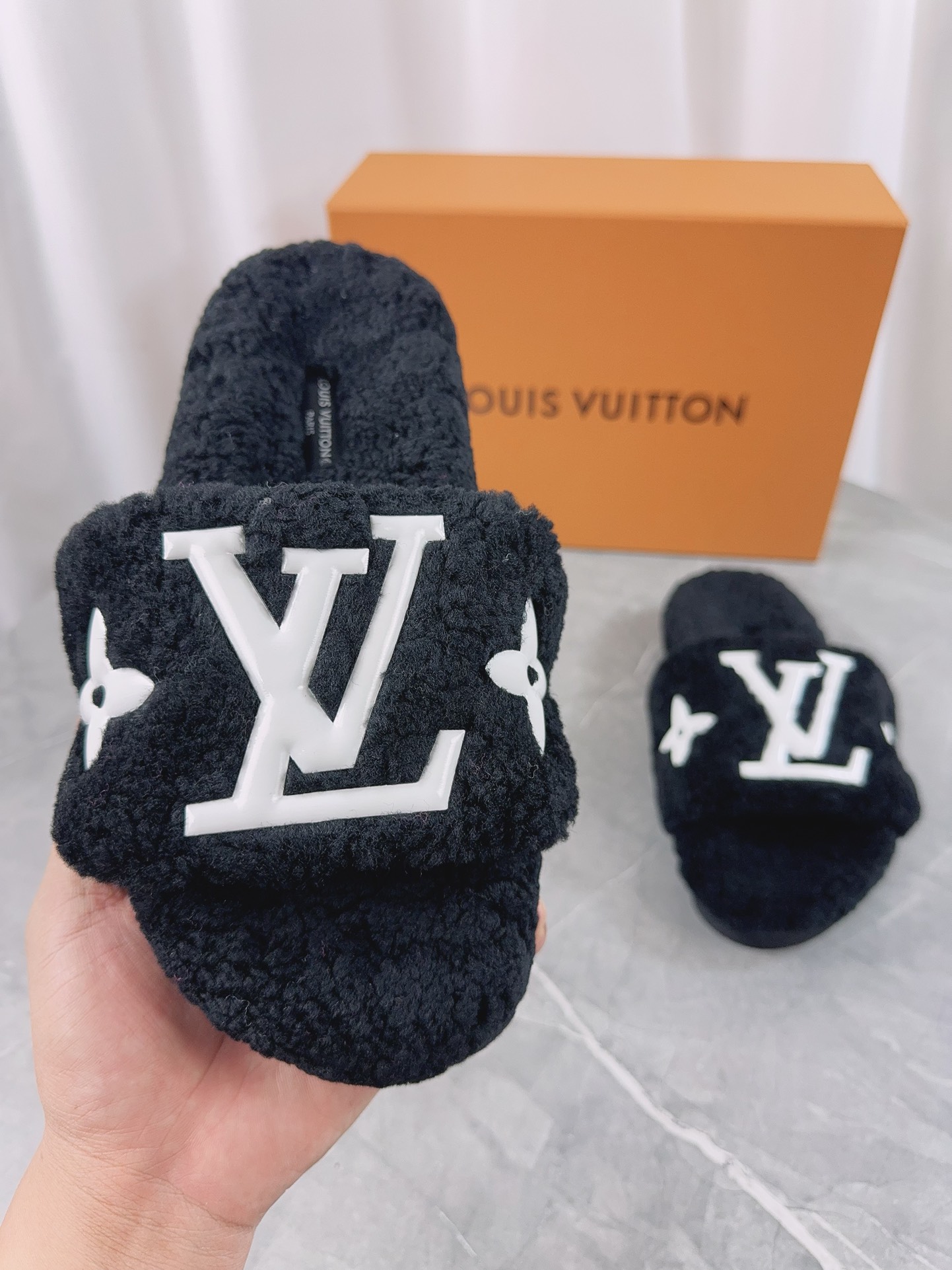 LV原單女款毛毛拖鞋黑色白Logo簡約大方百搭款｜歐美奢侈品精品推薦