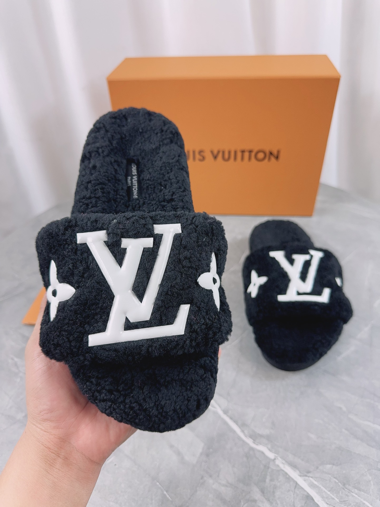 LV原單女款毛毛拖鞋黑色白Logo簡約大方百搭款｜歐美奢侈品精品推薦