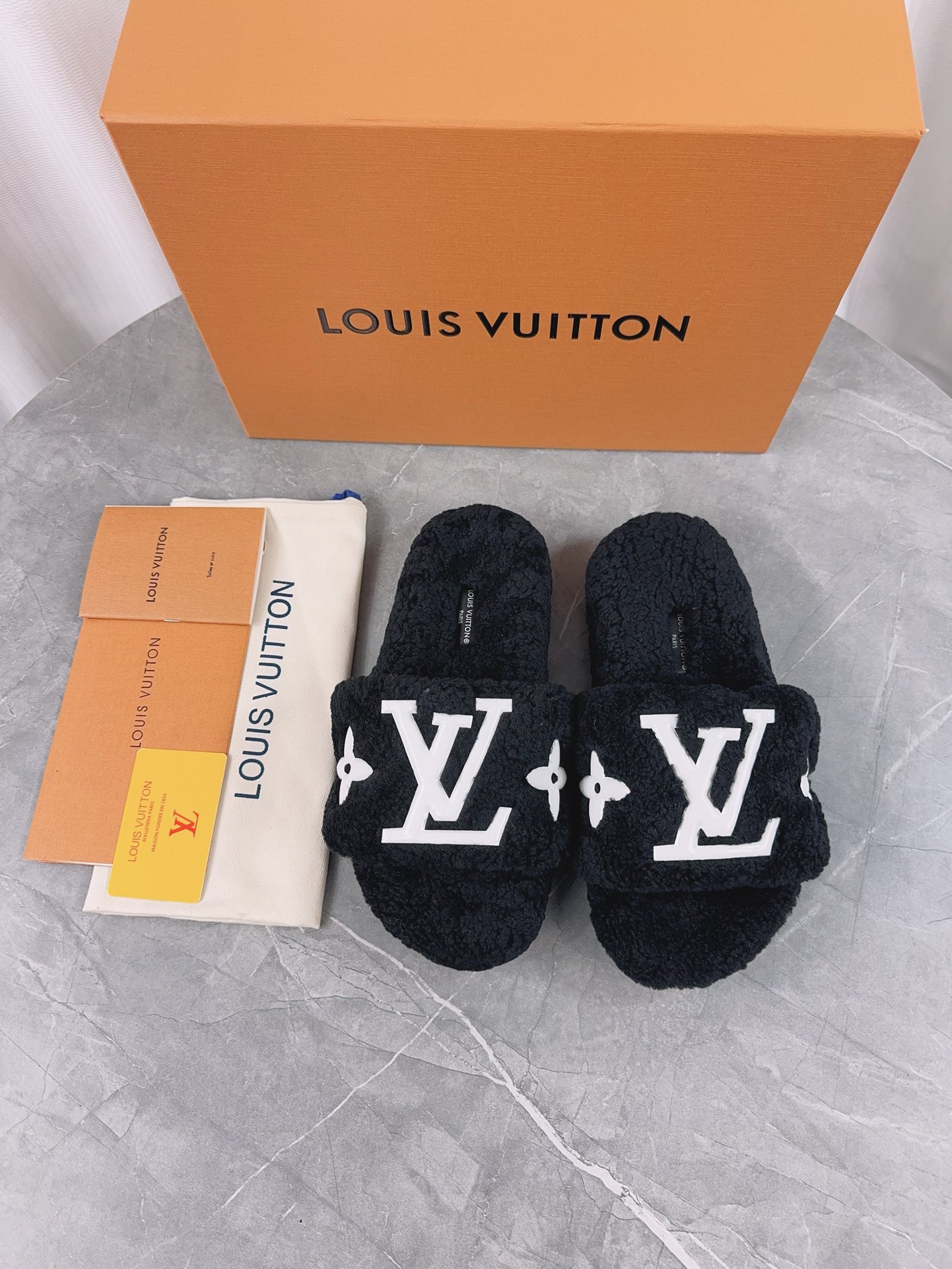 LV原單女款毛毛拖鞋黑色白Logo簡約大方百搭款｜歐美奢侈品精品推薦