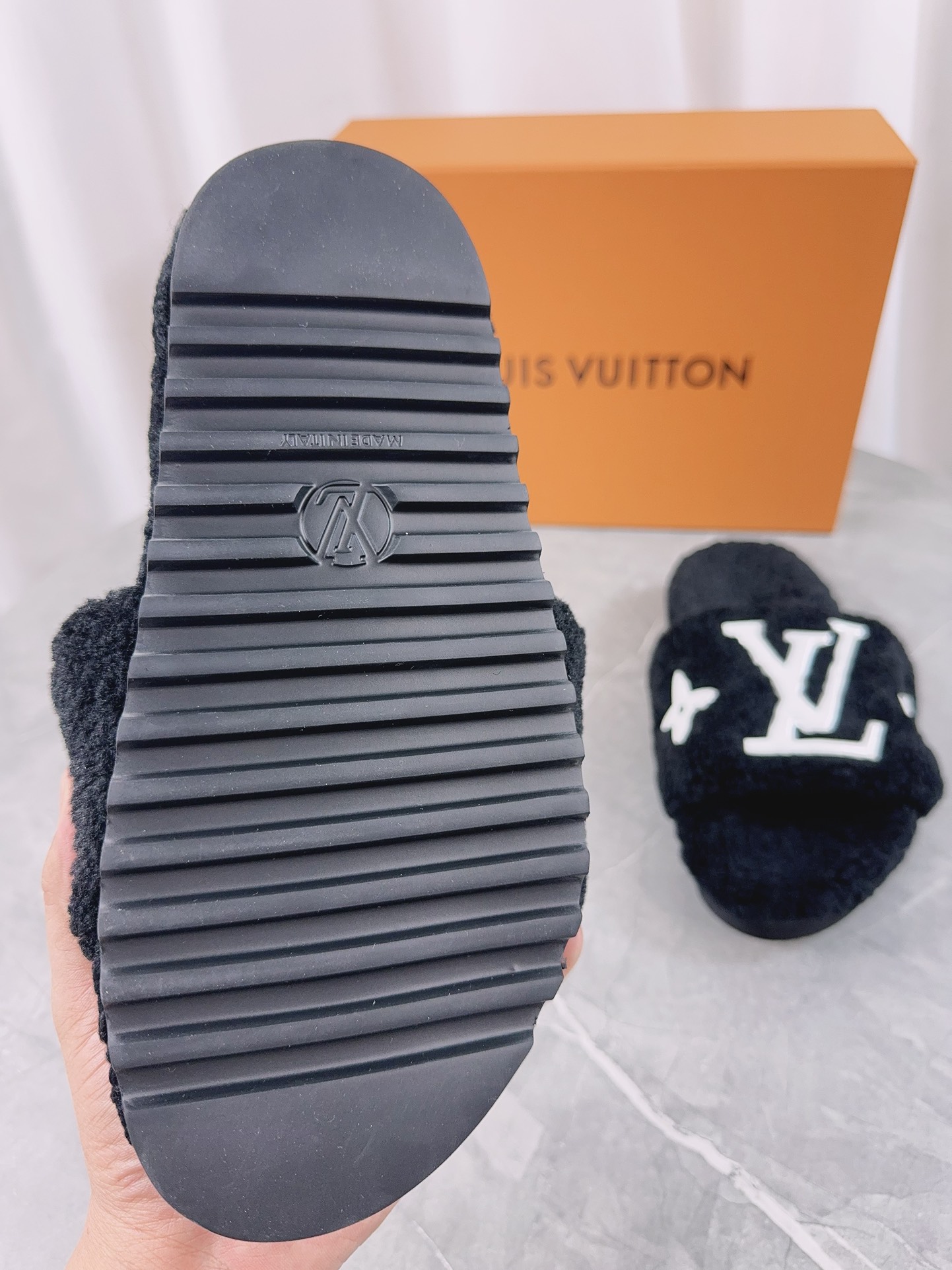 LV原單女款毛毛拖鞋黑色白Logo簡約大方百搭款｜歐美奢侈品精品推薦