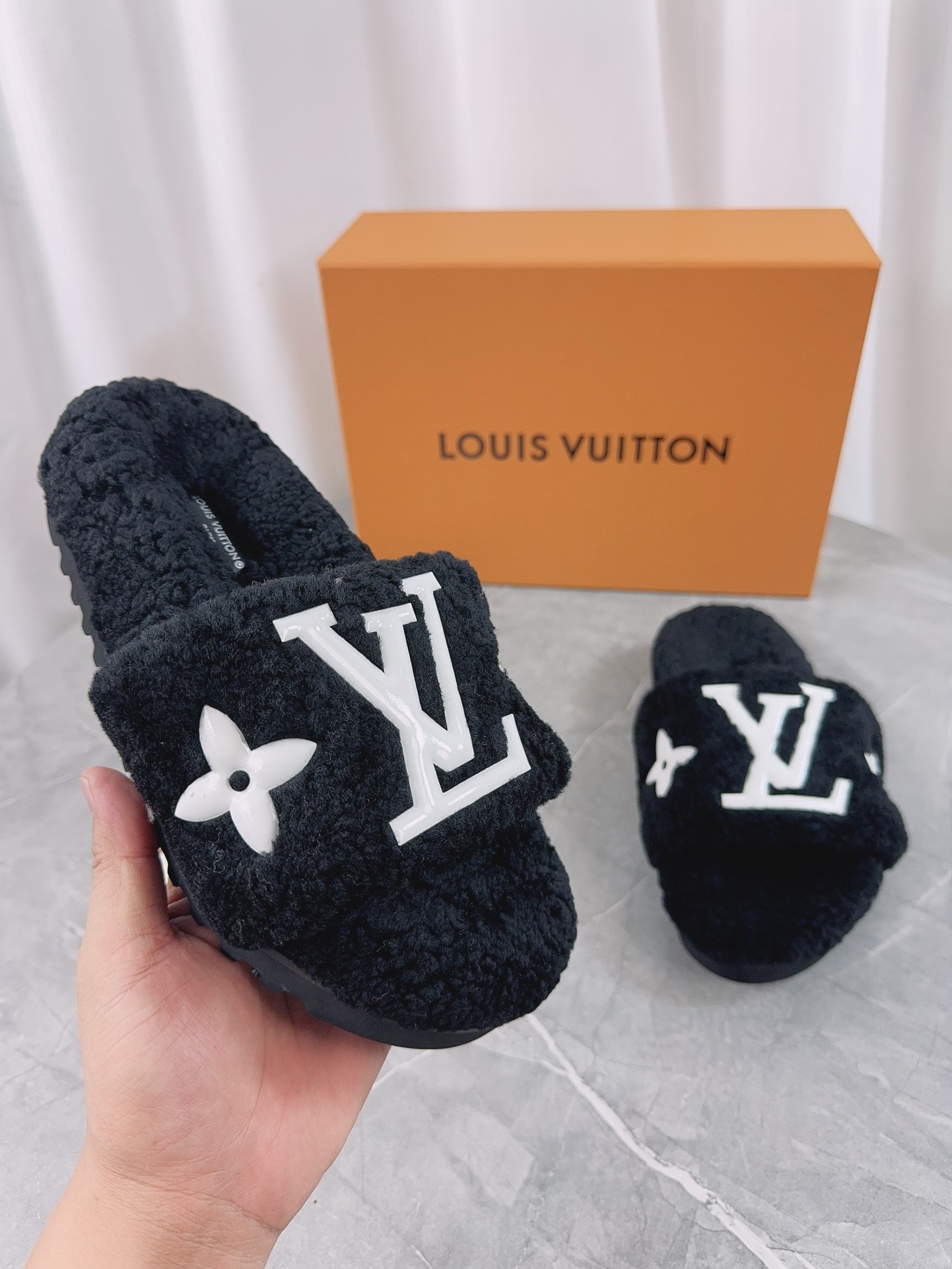 LV原單女款毛毛拖鞋黑色白Logo簡約大方百搭款｜歐美奢侈品精品推薦