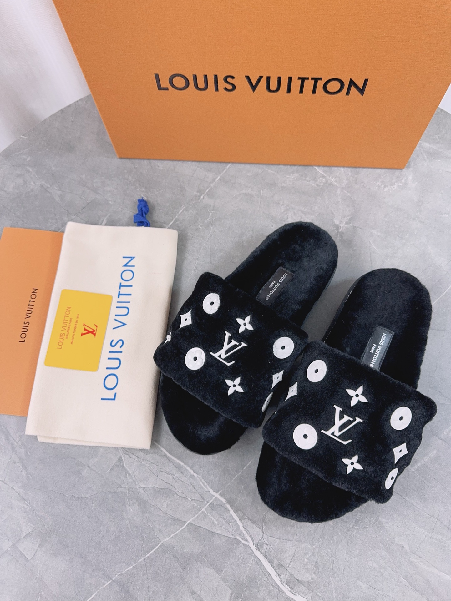 LV高仿女款毛毛拖鞋黑色刺繡Logo細節精緻款｜歐美奢侈品精品推薦