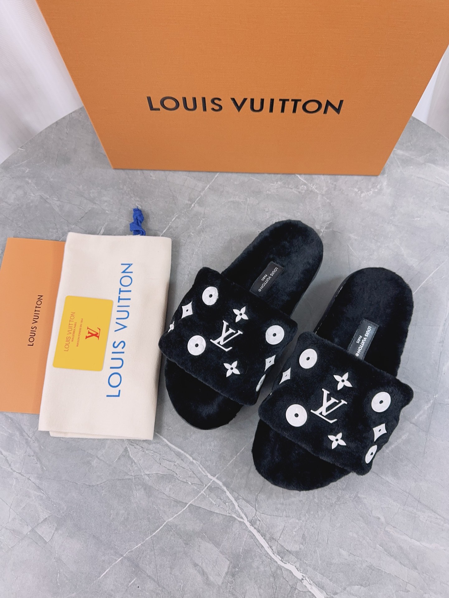 LV高仿女款毛毛拖鞋黑色刺繡Logo細節精緻款｜歐美奢侈品精品推薦