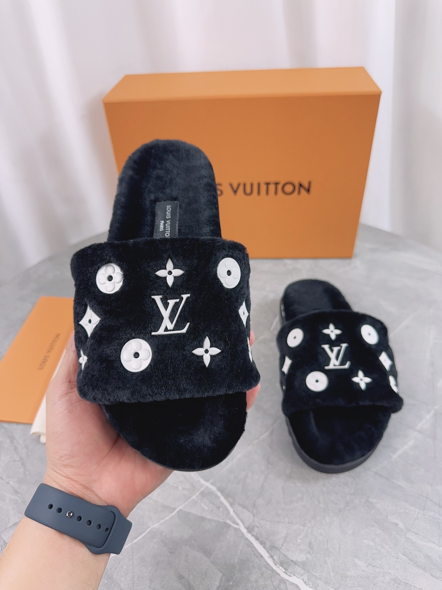 LV高仿女款毛毛拖鞋黑色刺繡Logo細節精緻款｜歐美奢侈品精品推薦
