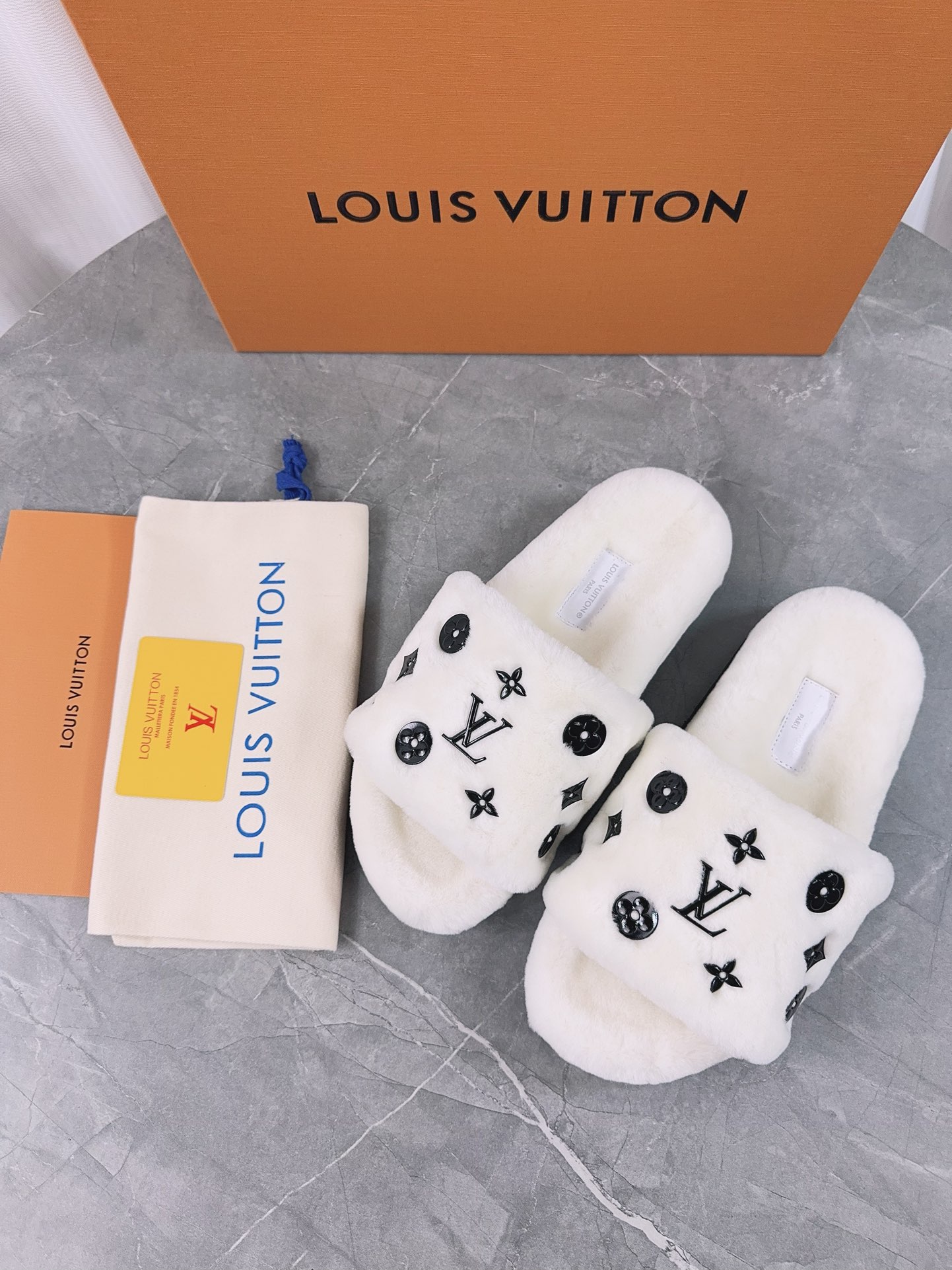LV一比一女款毛毛拖鞋白色刺繡Logo簡約耐看款｜歐美奢侈品精品推薦