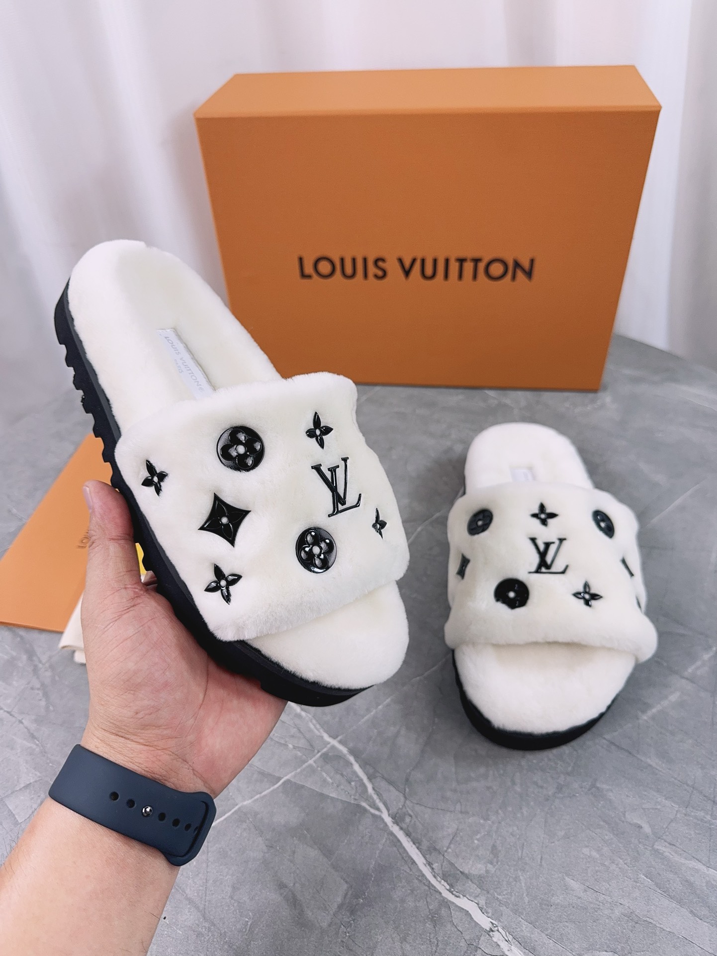 LV一比一女款毛毛拖鞋白色刺繡Logo簡約耐看款｜歐美奢侈品精品推薦