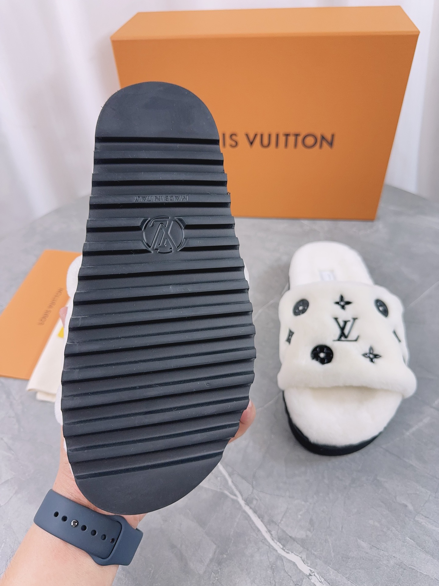 LV一比一女款毛毛拖鞋白色刺繡Logo簡約耐看款｜歐美奢侈品精品推薦
