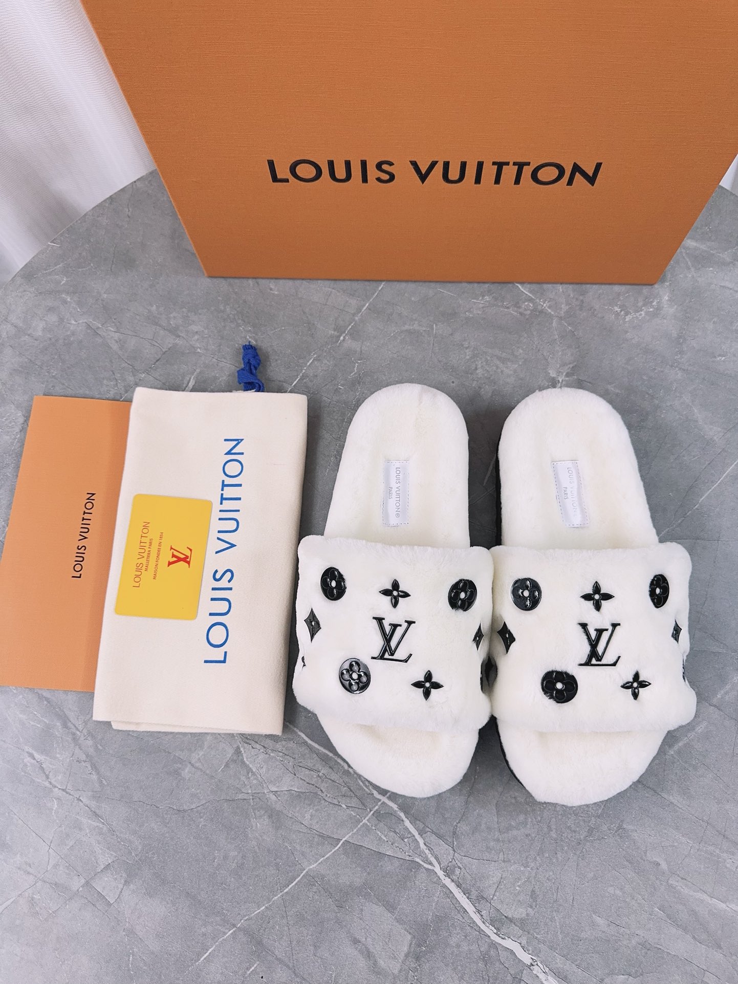 LV一比一女款毛毛拖鞋白色刺繡Logo簡約耐看款｜歐美奢侈品精品推薦