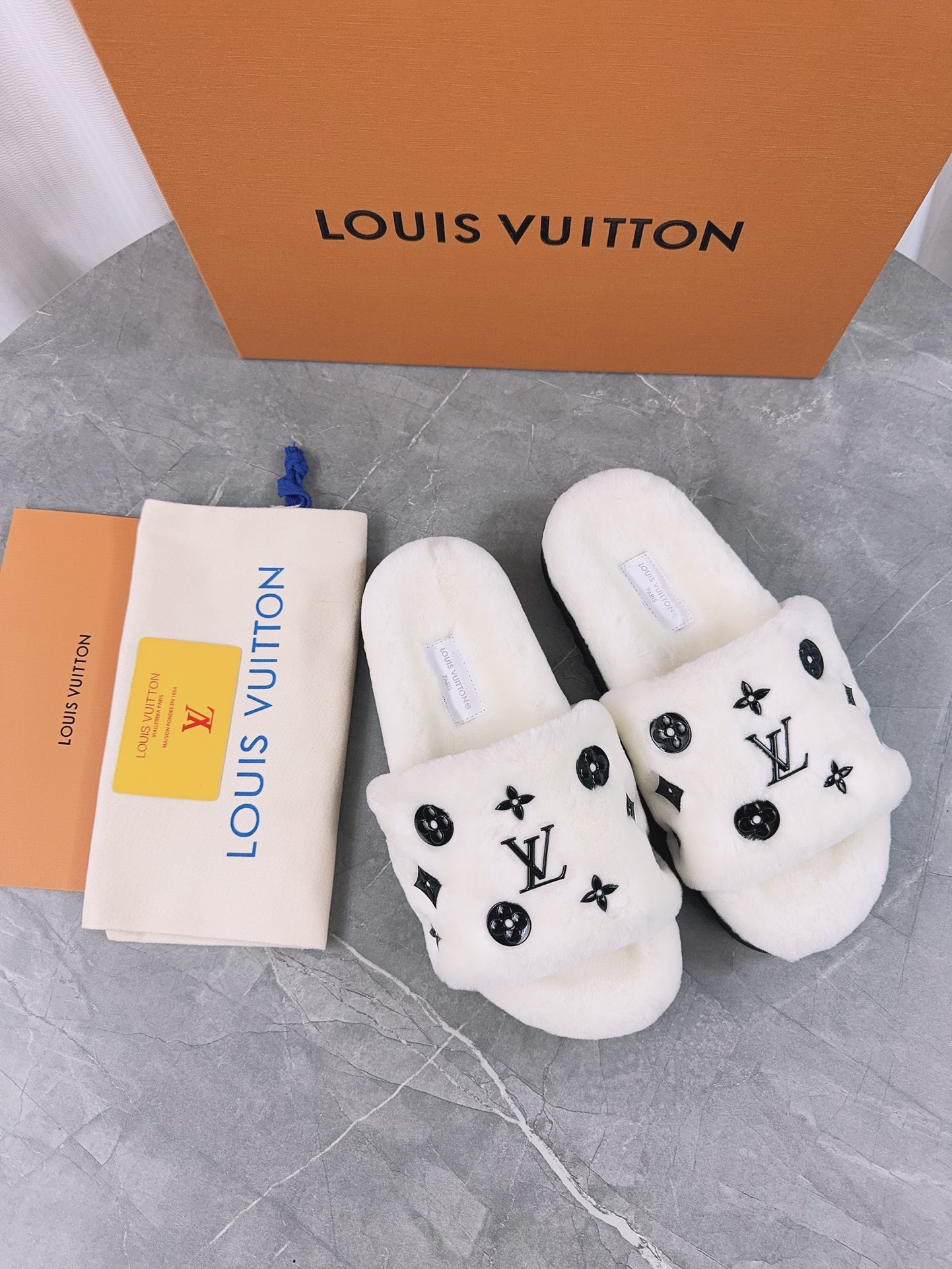 LV一比一女款毛毛拖鞋白色刺繡Logo簡約耐看款｜歐美奢侈品精品推薦