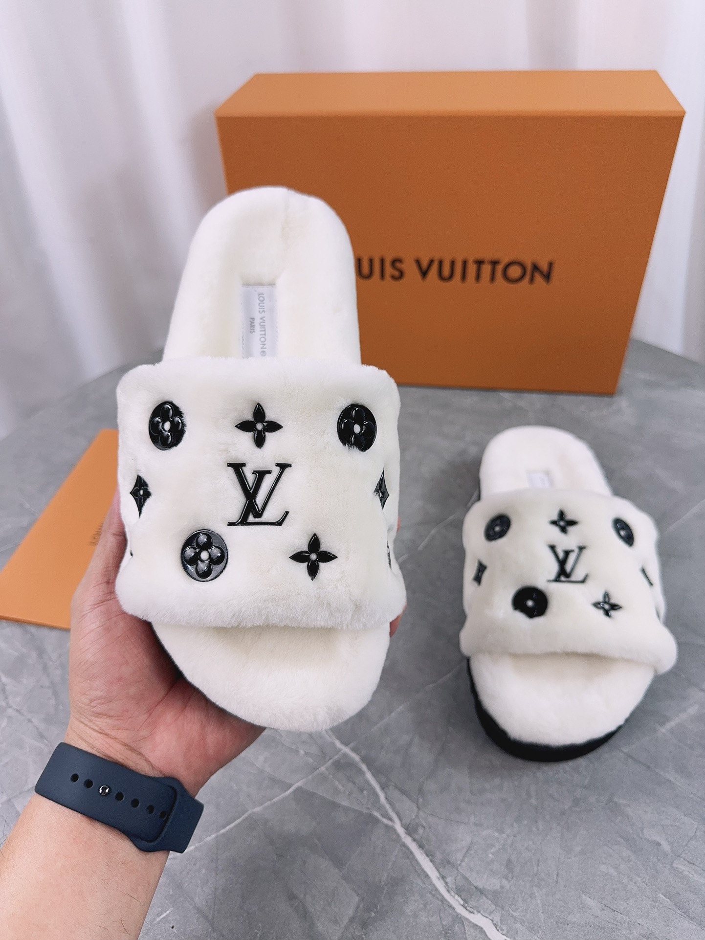 LV一比一女款毛毛拖鞋白色刺繡Logo簡約耐看款｜歐美奢侈品精品推薦