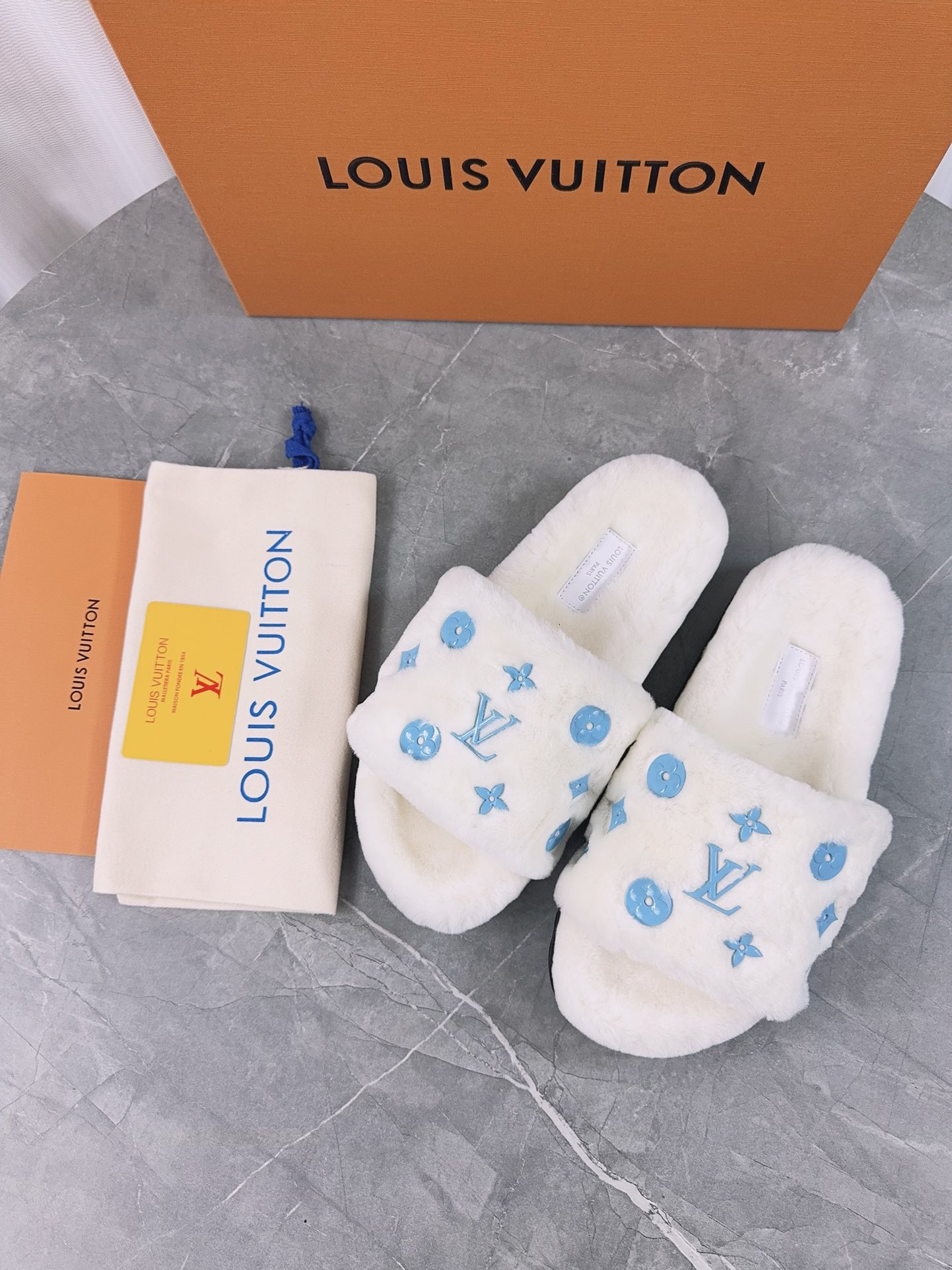 LV高仿女款毛毛拖鞋白底藍Logo亮色潮流款｜歐美奢侈品精品推薦