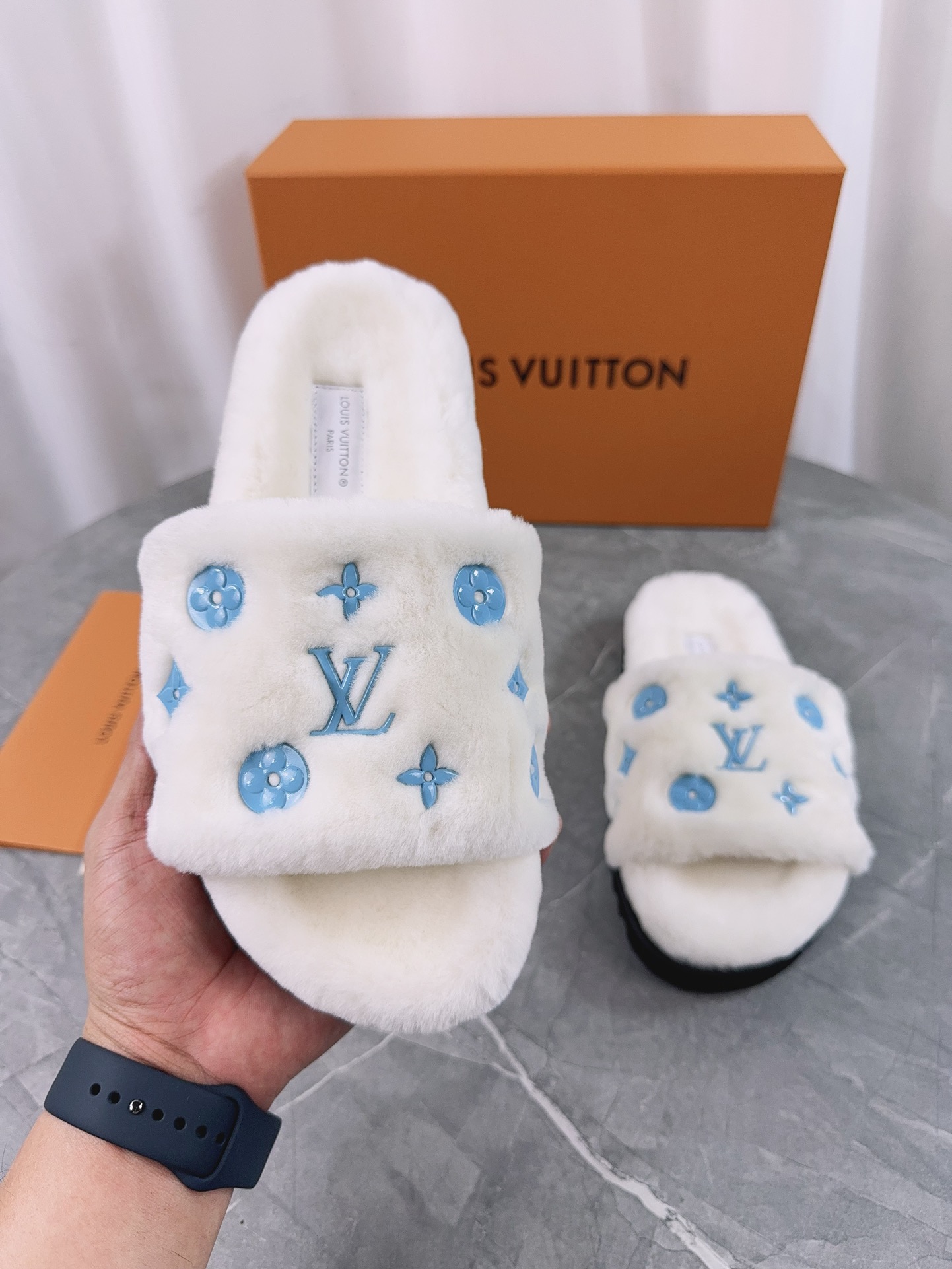 LV高仿女款毛毛拖鞋白底藍Logo亮色潮流款｜歐美奢侈品精品推薦
