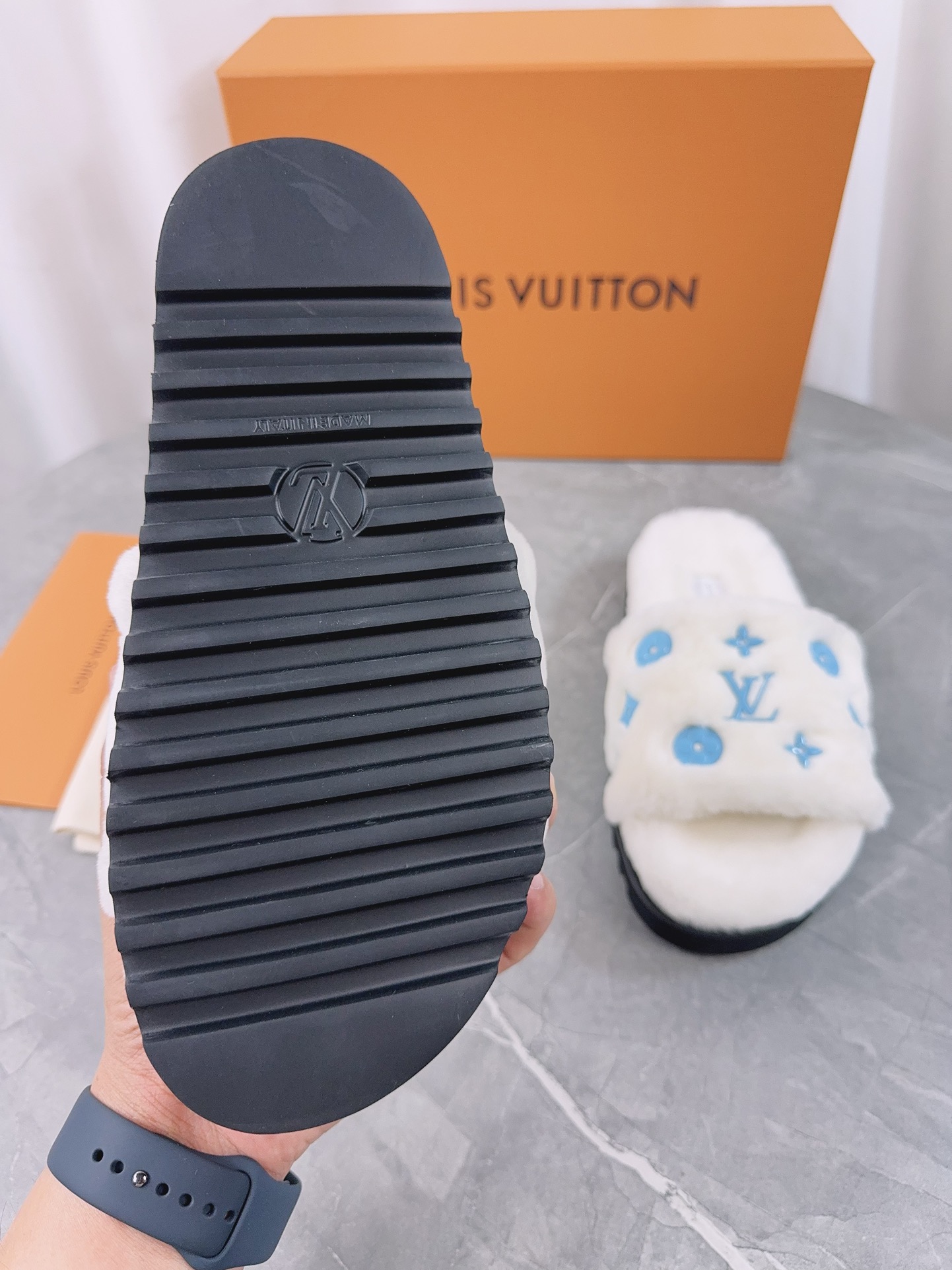 LV高仿女款毛毛拖鞋白底藍Logo亮色潮流款｜歐美奢侈品精品推薦