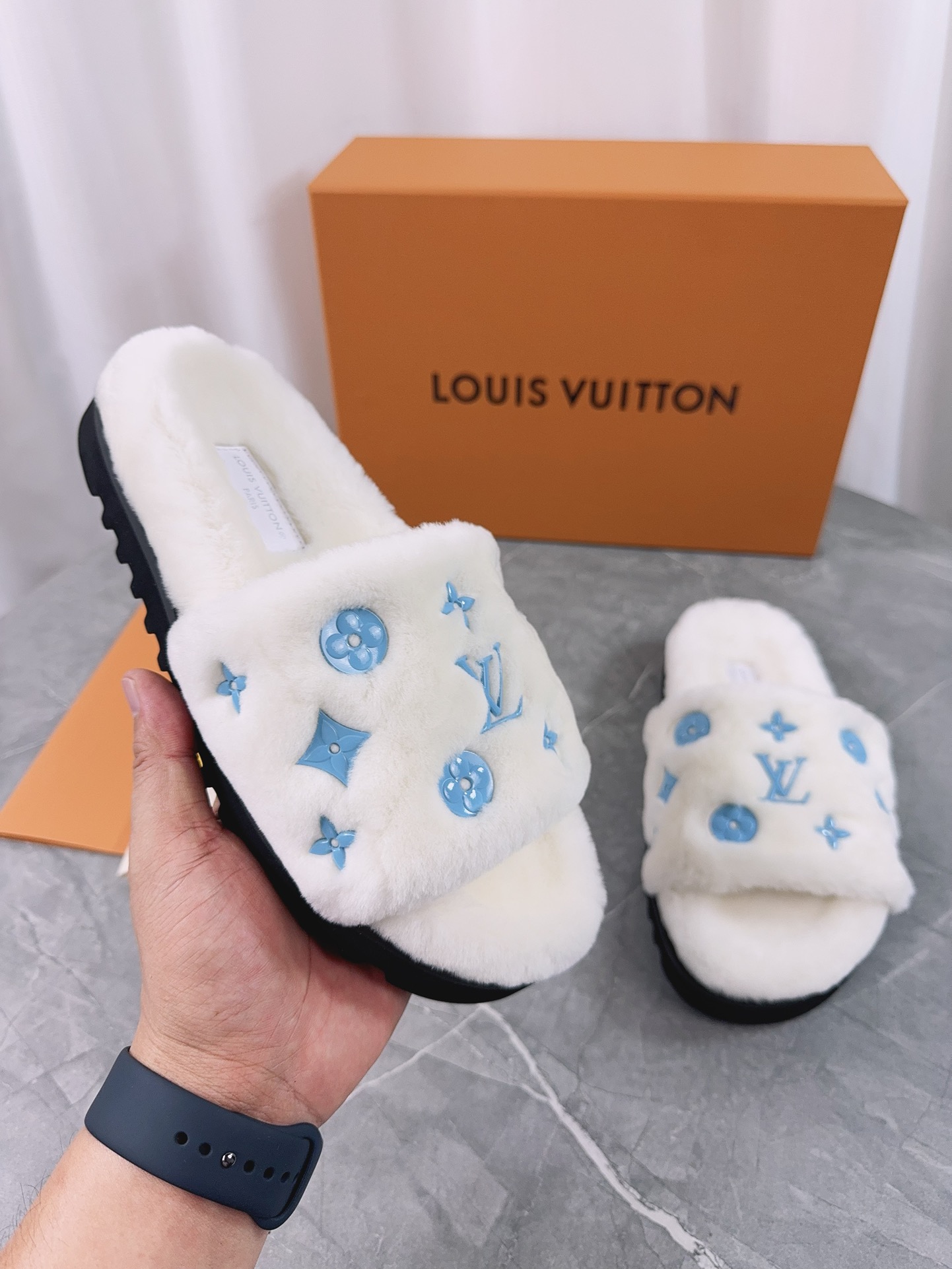 LV高仿女款毛毛拖鞋白底藍Logo亮色潮流款｜歐美奢侈品精品推薦
