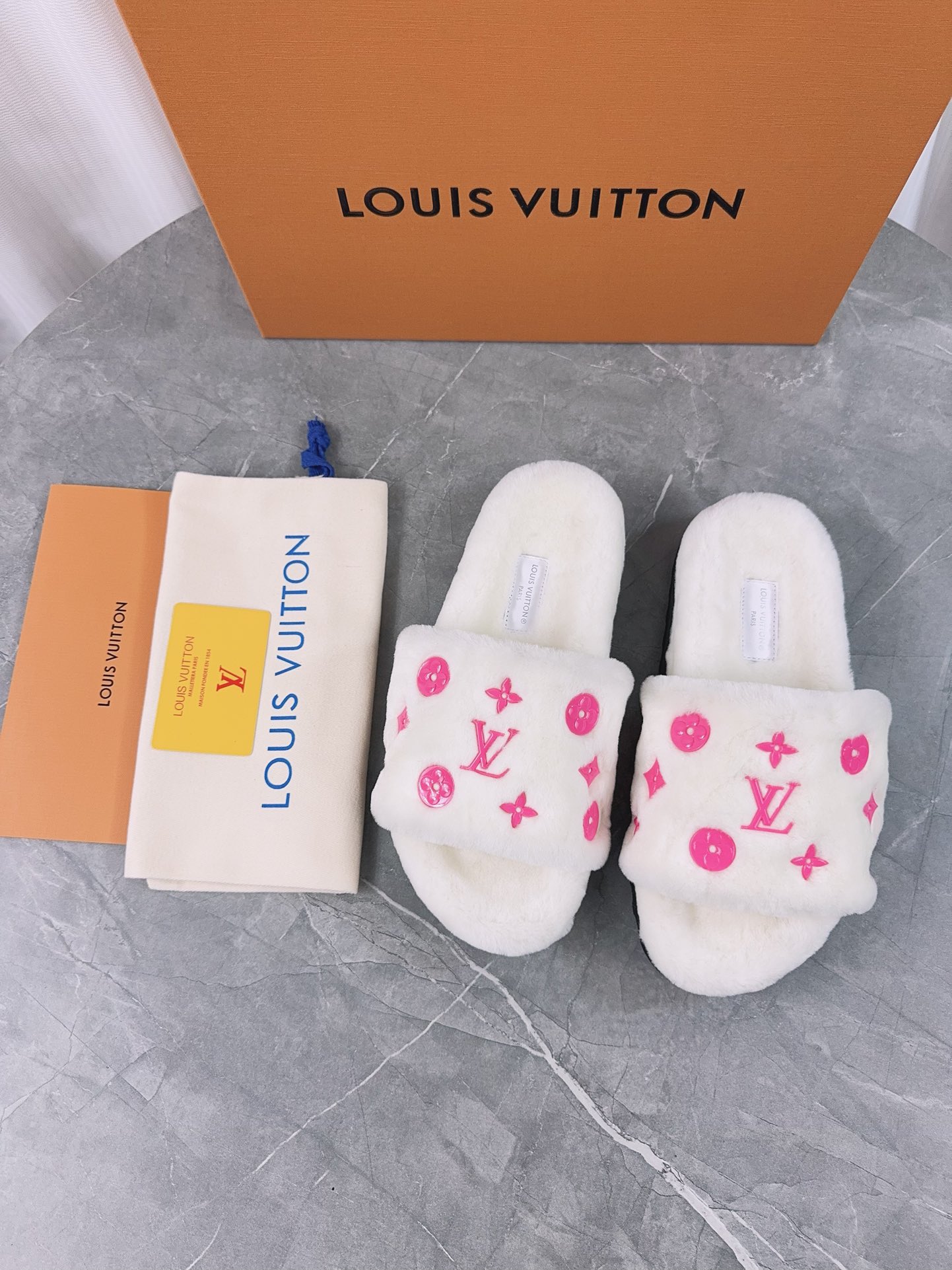 LV高仿毛毛拖鞋女款溫暖舒適冬季必備｜歐美奢侈品精品推薦