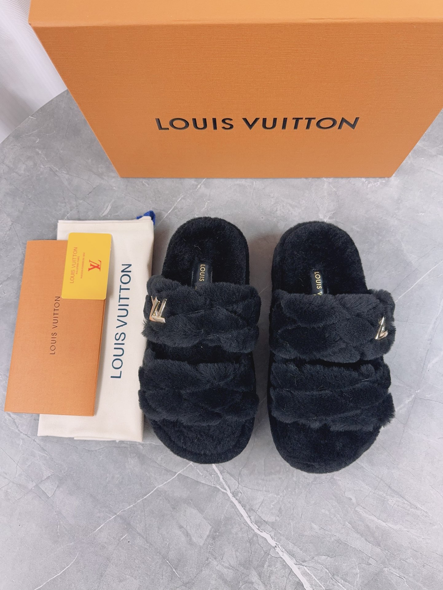 LV一比一毛毛拖鞋黑色女款時尚舒適耐穿｜歐美奢侈品精品推薦