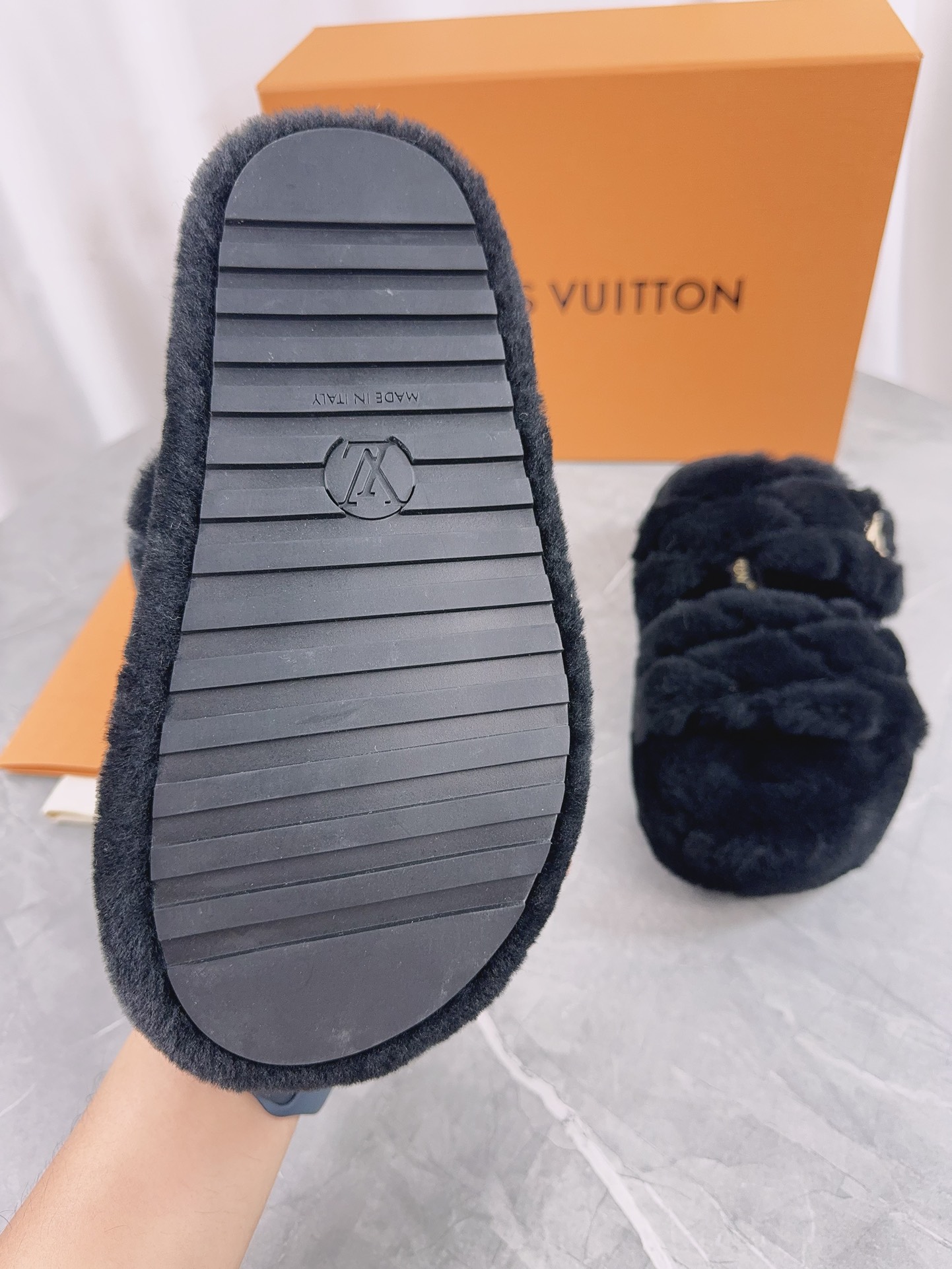 LV一比一毛毛拖鞋黑色女款時尚舒適耐穿｜歐美奢侈品精品推薦