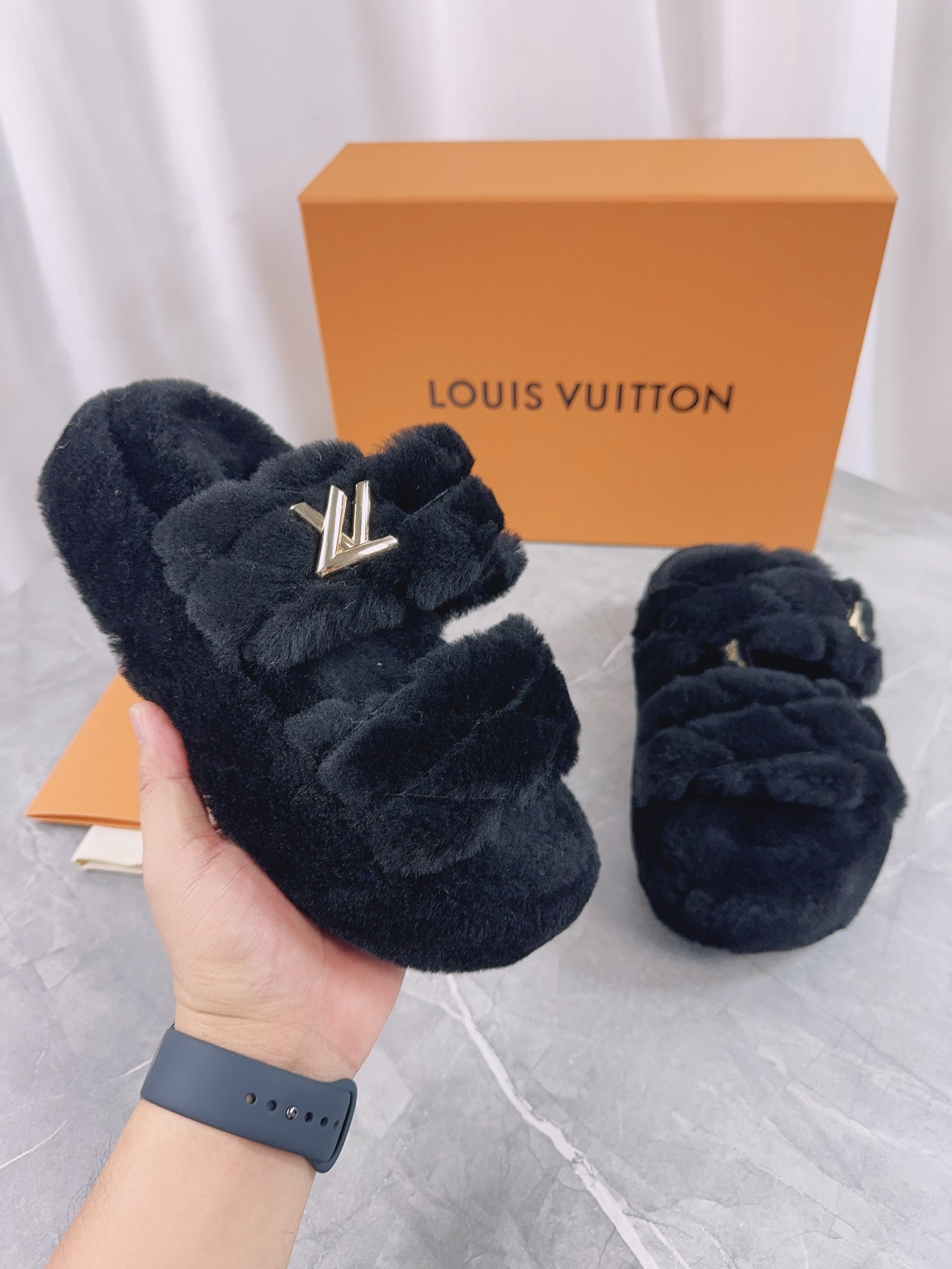 LV一比一毛毛拖鞋黑色女款時尚舒適耐穿｜歐美奢侈品精品推薦
