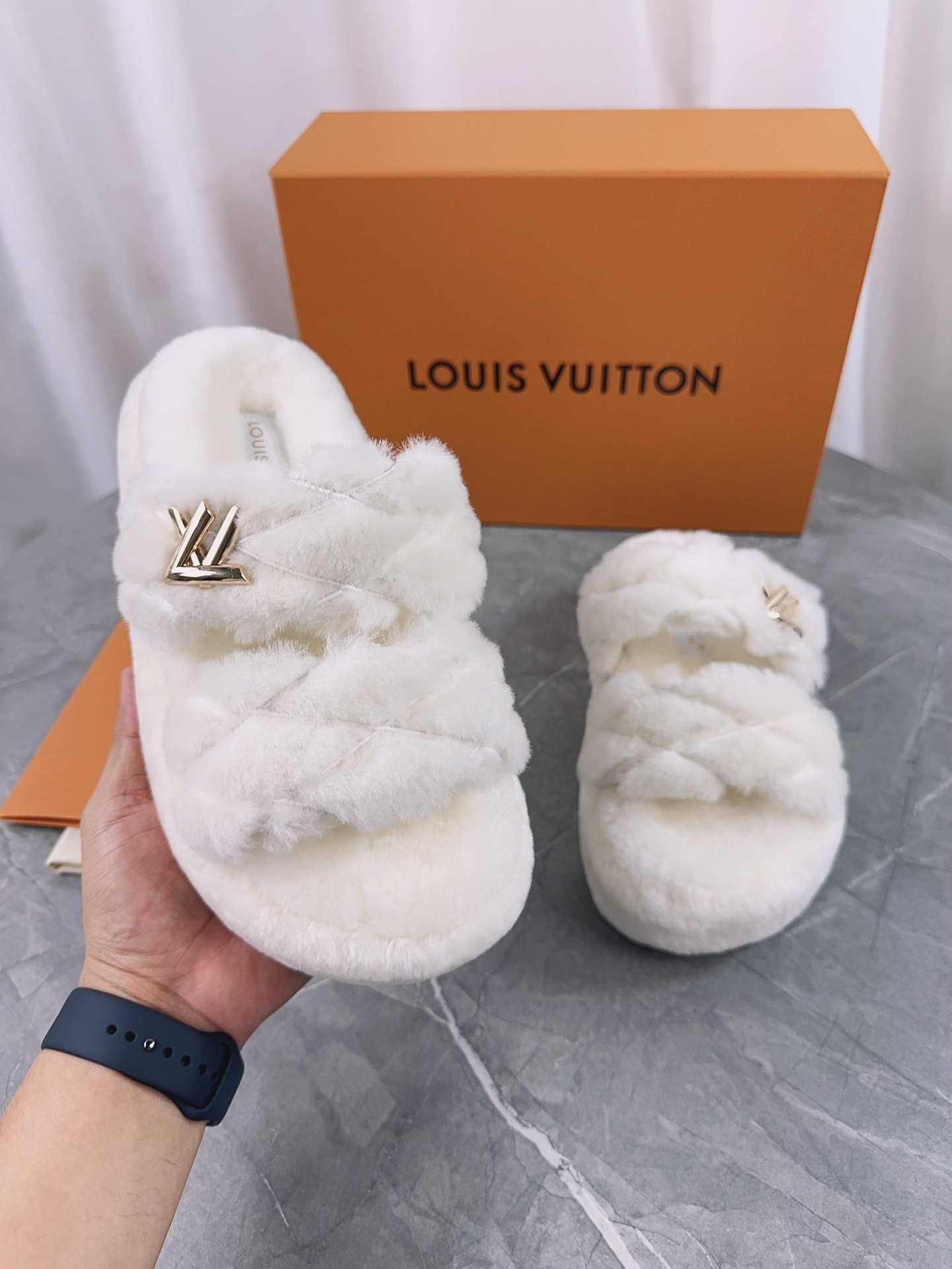 LV高仿毛毛拖鞋女款白色百搭冬季輕奢設計｜歐美奢侈品精品推薦