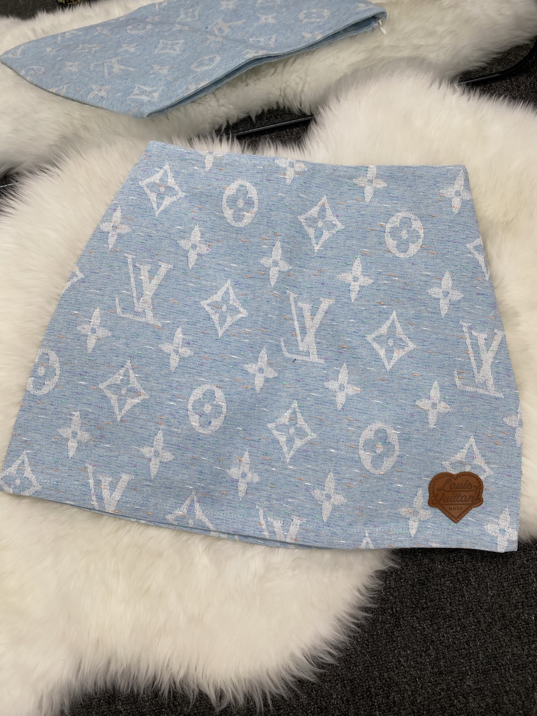 LV高仿女士淺藍色Monogram針織短裙皮標點綴優雅款｜歐美奢侈品精品推薦