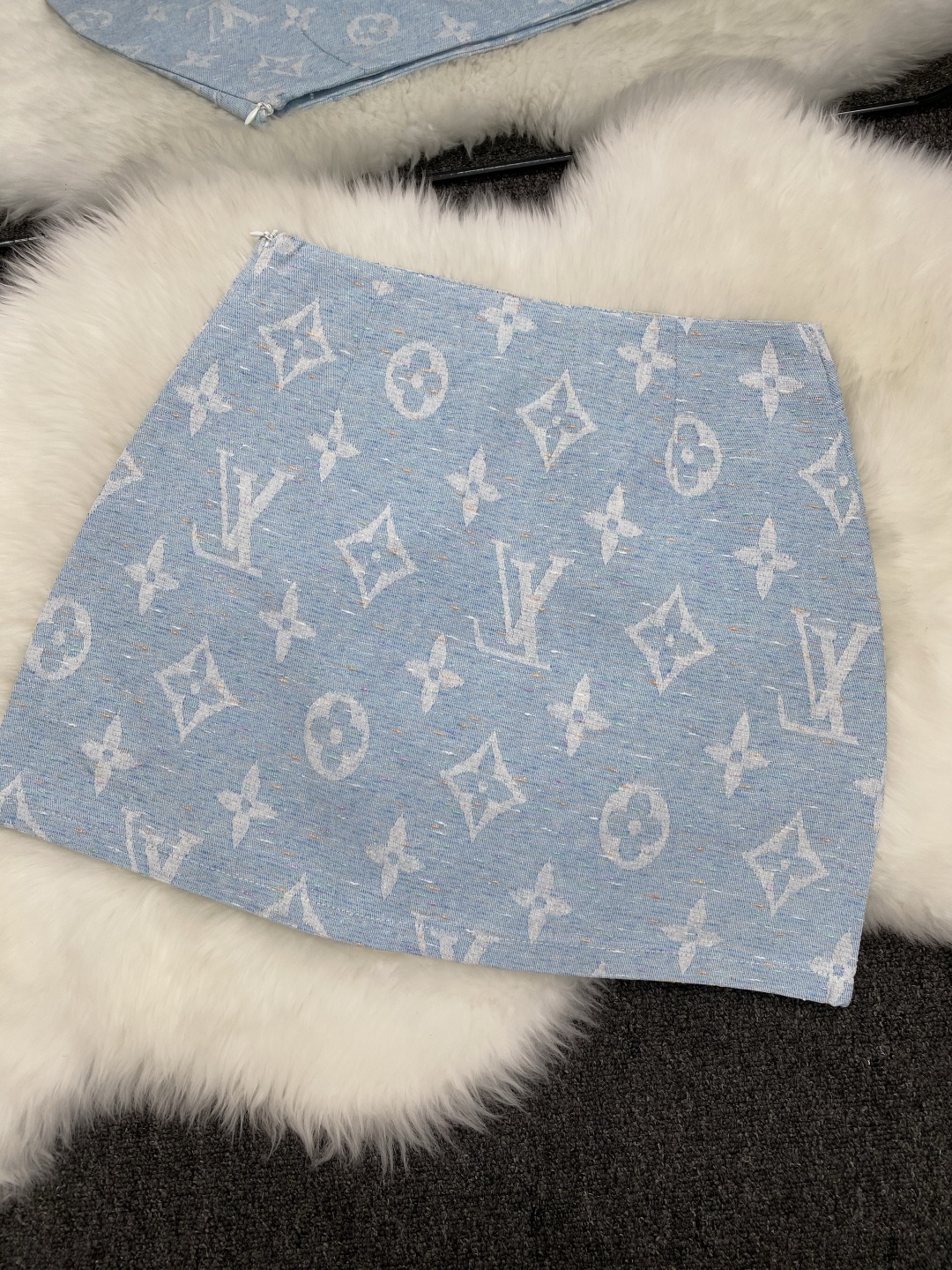 LV高仿女士淺藍色Monogram針織短裙皮標點綴優雅款｜歐美奢侈品精品推薦