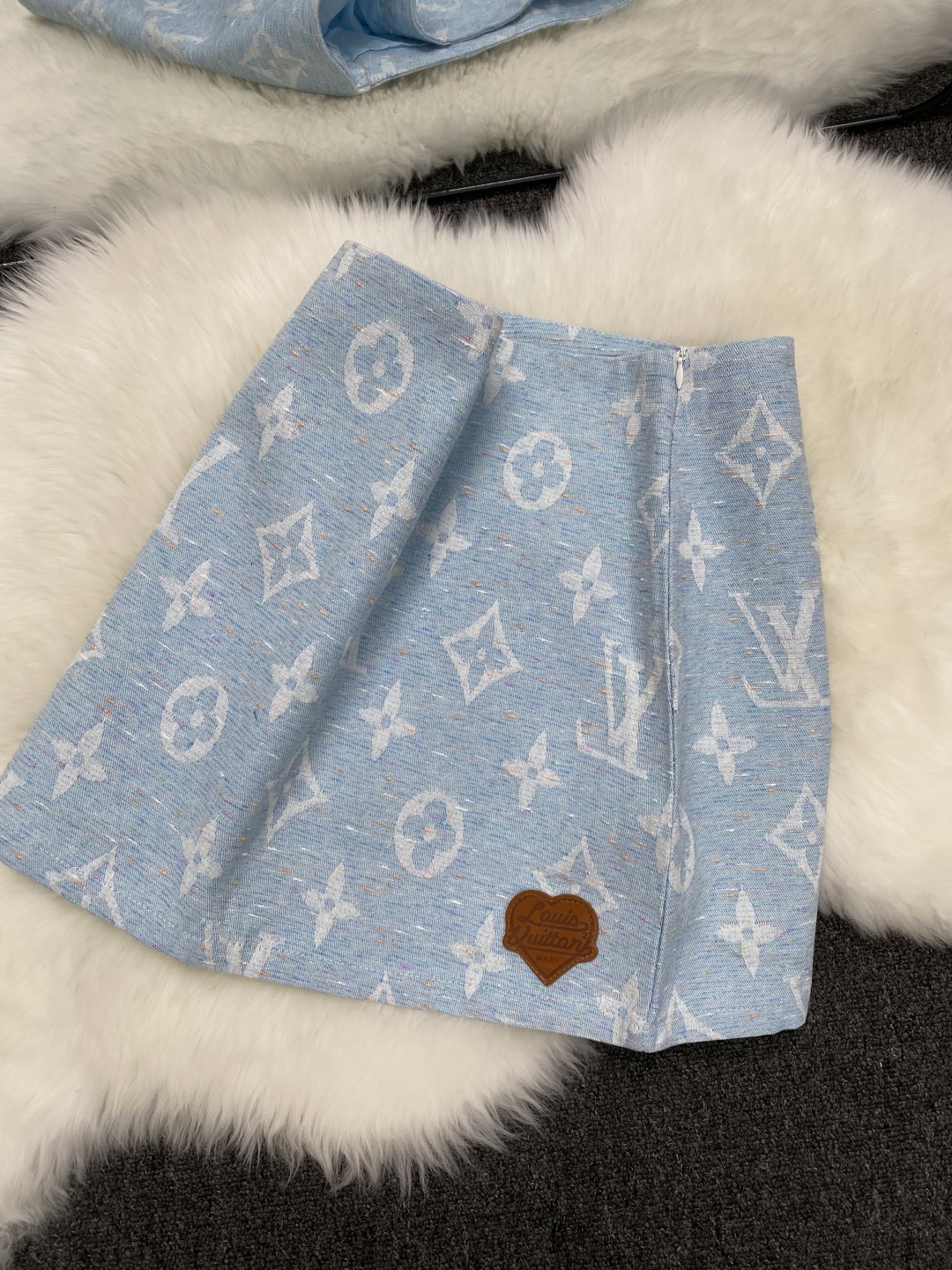 LV高仿女士淺藍色Monogram針織短裙皮標點綴優雅款｜歐美奢侈品精品推薦
