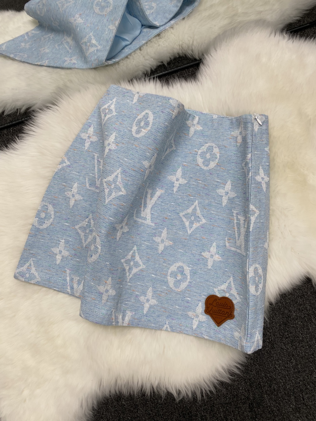 LV高仿女士淺藍色Monogram針織短裙皮標點綴優雅款｜歐美奢侈品精品推薦