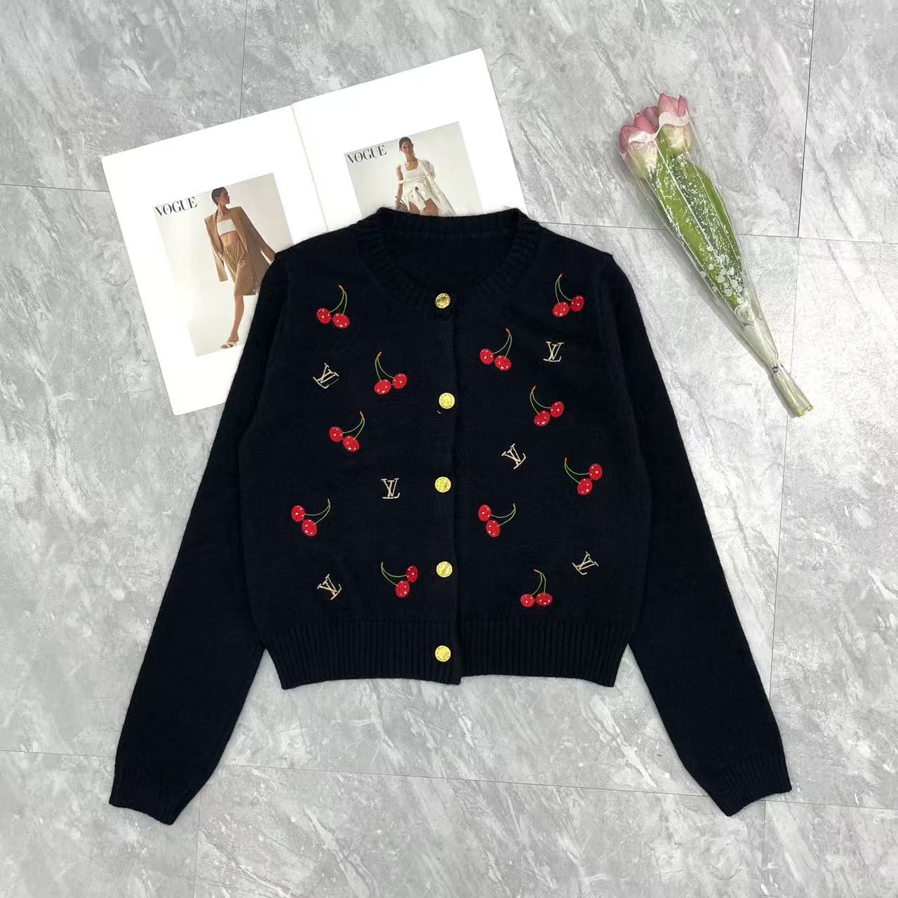 LV高仿女士櫻桃刺繡針織開衫短版設計甜美款｜歐美奢侈品精品推薦