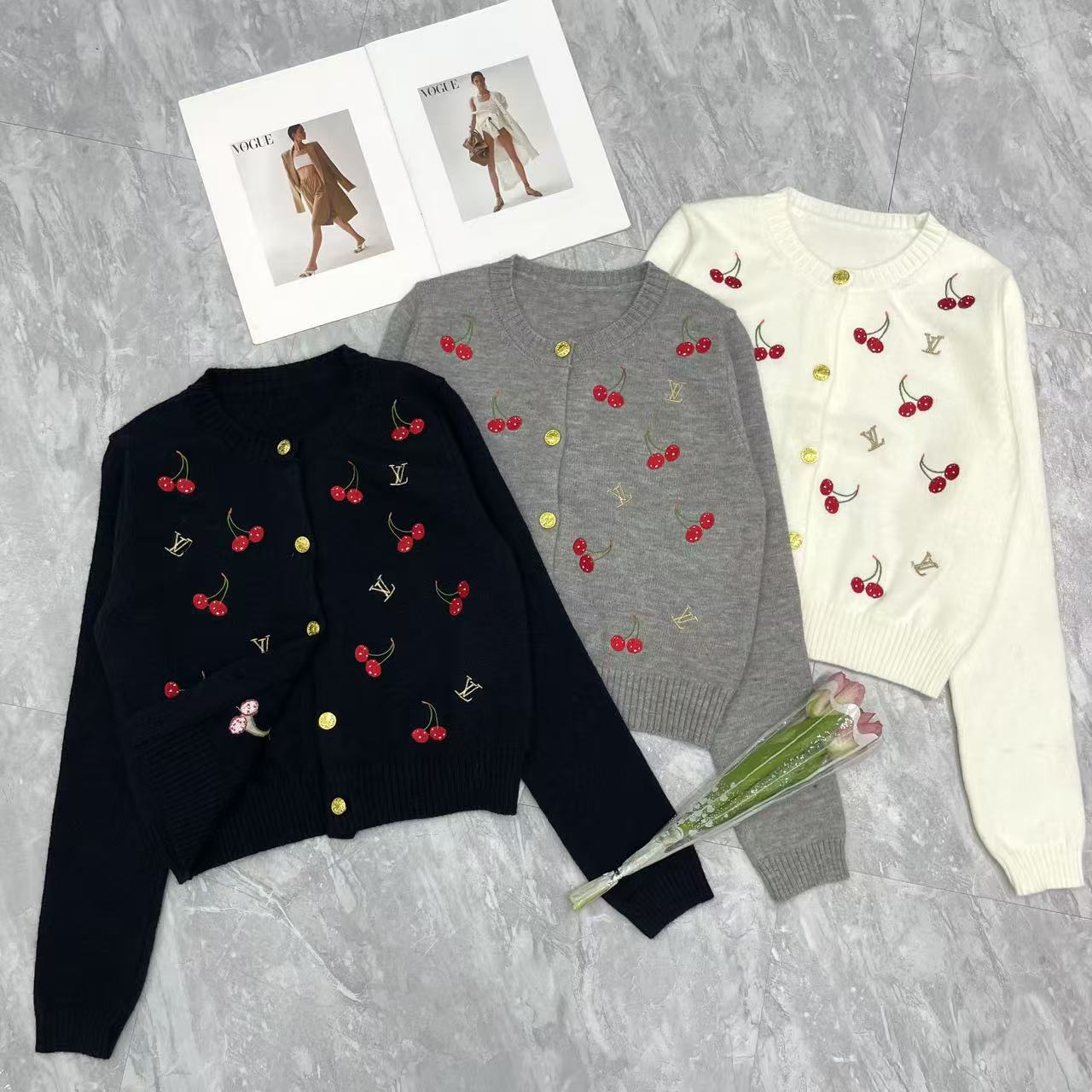 LV高仿女士櫻桃刺繡針織開衫短版設計甜美款｜歐美奢侈品精品推薦