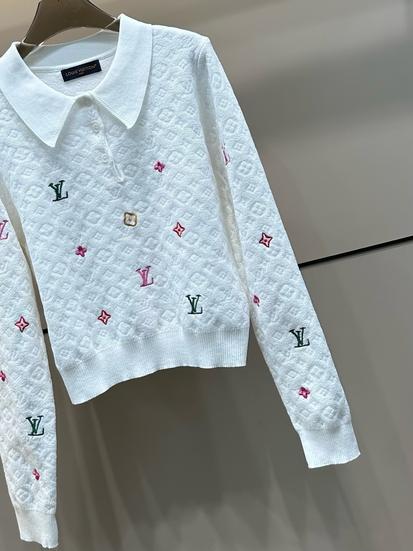 LV 高仿女士針織上衣白色彩色Logo刺繡設計百搭款｜歐美奢侈品精品推薦