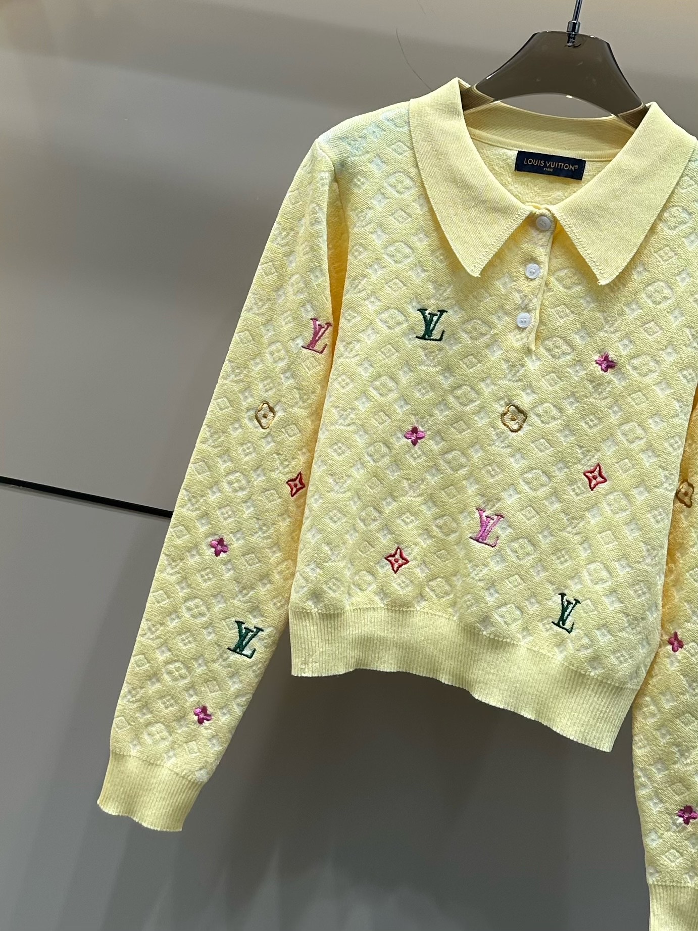 LV 高仿女士針織上衣白色彩色Logo刺繡設計百搭款｜歐美奢侈品精品推薦