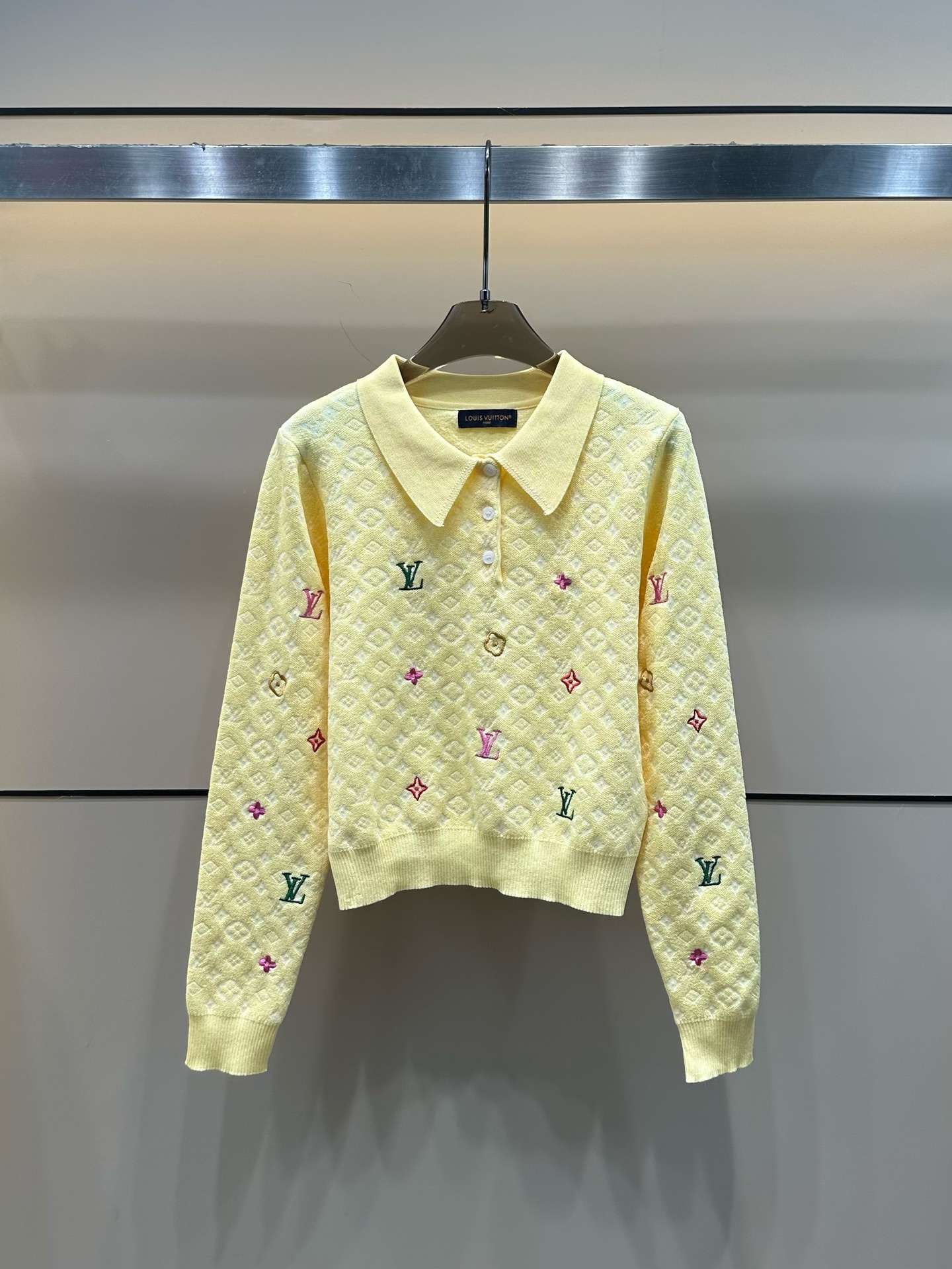 LV 高仿女士針織上衣白色彩色Logo刺繡設計百搭款｜歐美奢侈品精品推薦