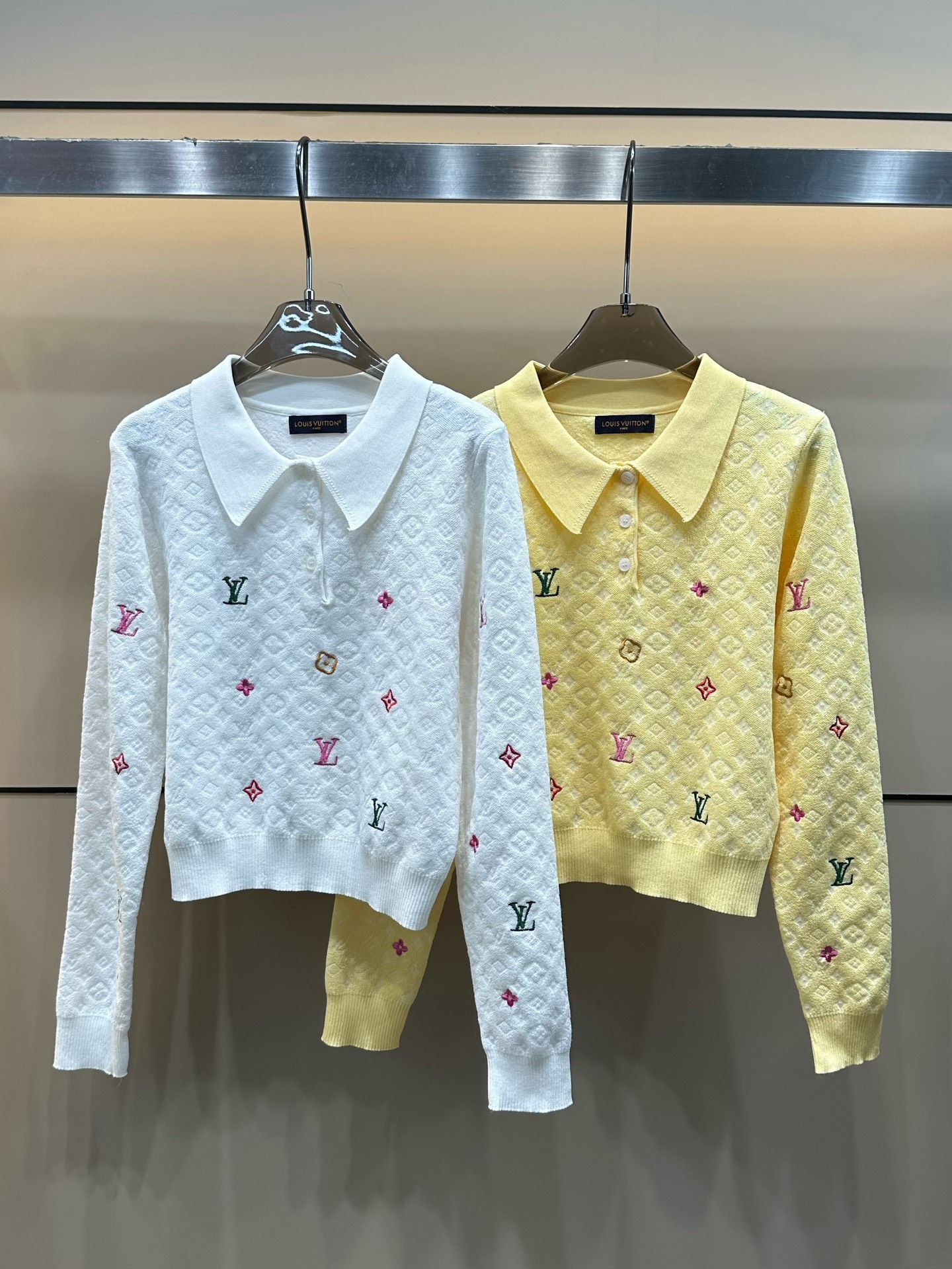 LV 高仿女士針織上衣白色彩色Logo刺繡設計百搭款｜歐美奢侈品精品推薦