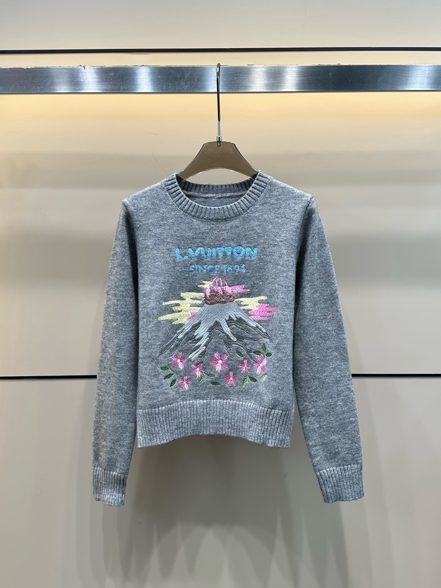 LV 高仿女士針織毛衣白色山景刺繡休閒百搭款｜歐美奢侈品精品推薦