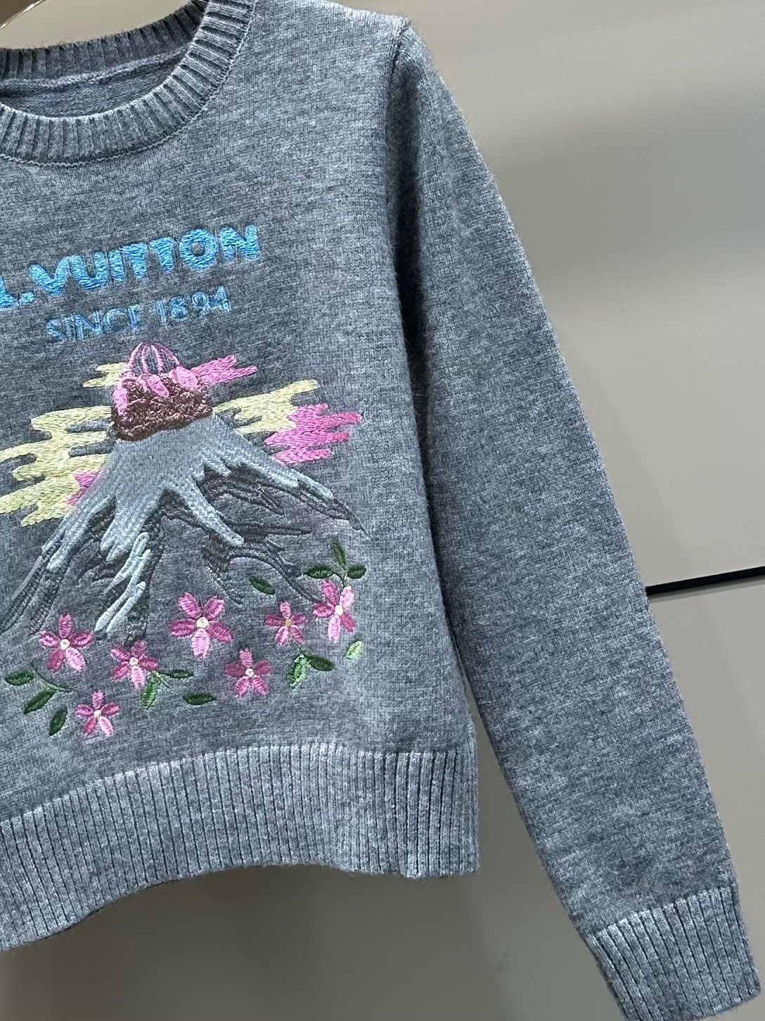 LV 高仿女士針織毛衣白色山景刺繡休閒百搭款｜歐美奢侈品精品推薦