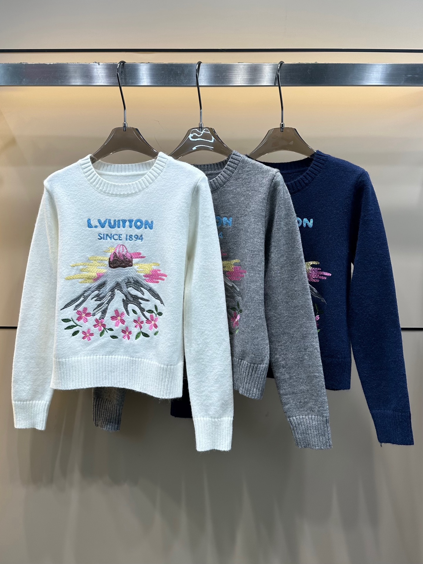 LV 高仿女士針織毛衣白色山景刺繡休閒百搭款｜歐美奢侈品精品推薦