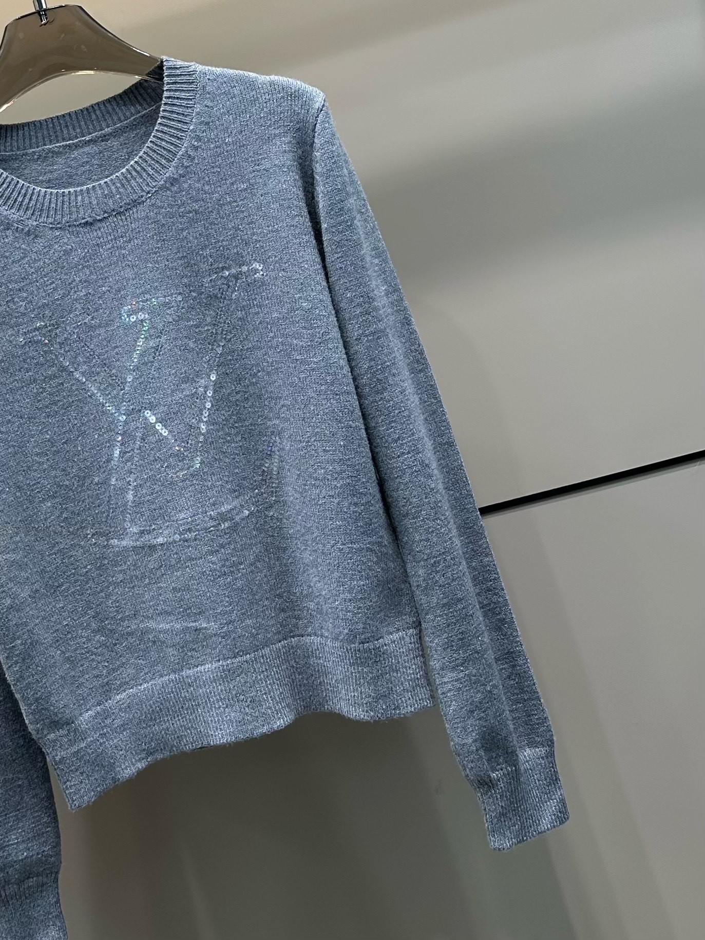 LV 高仿女士針織毛衣灰色簡約Logo刺繡百搭休閒款｜歐美奢侈品精品推薦