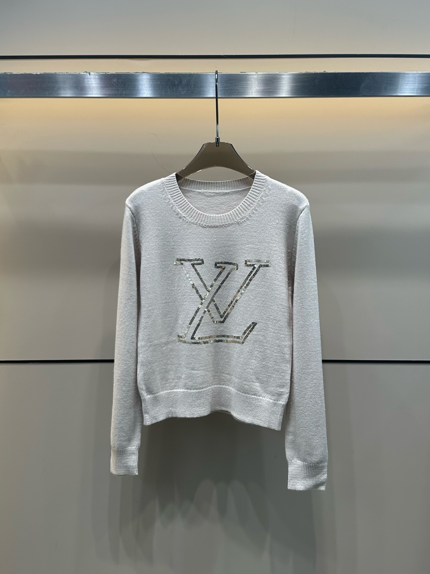 LV 高仿女士針織毛衣灰色簡約Logo刺繡百搭休閒款｜歐美奢侈品精品推薦
