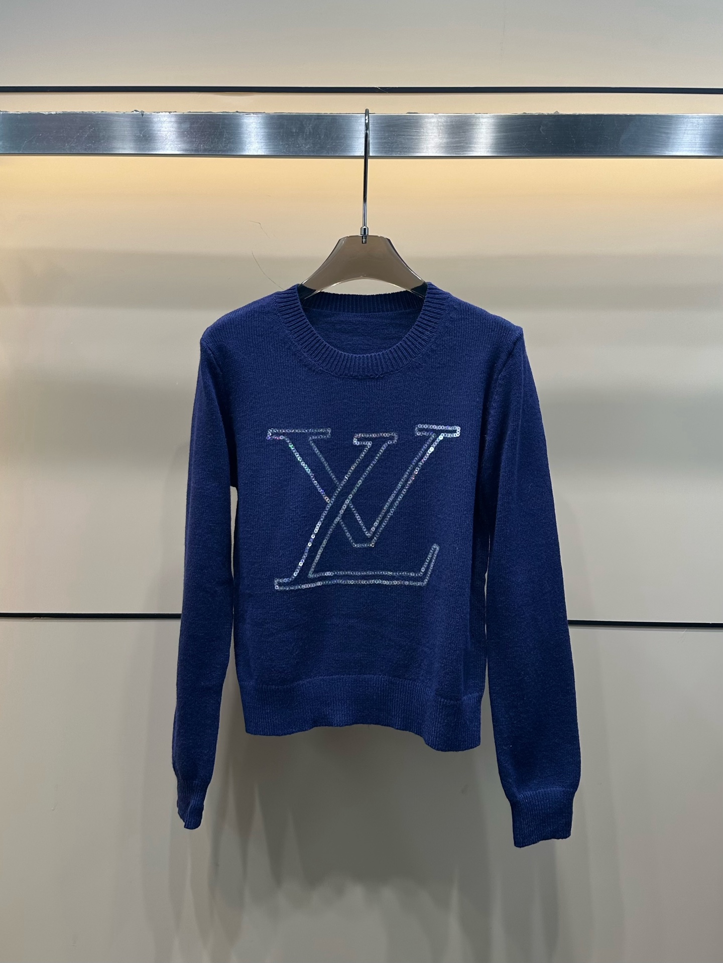 LV 高仿女士針織毛衣灰色簡約Logo刺繡百搭休閒款｜歐美奢侈品精品推薦