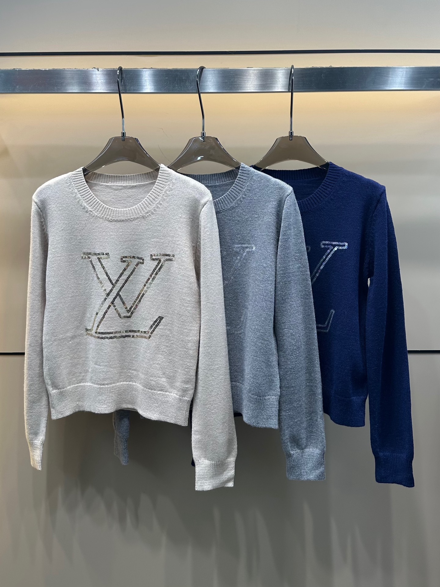LV 高仿女士針織毛衣灰色簡約Logo刺繡百搭休閒款｜歐美奢侈品精品推薦