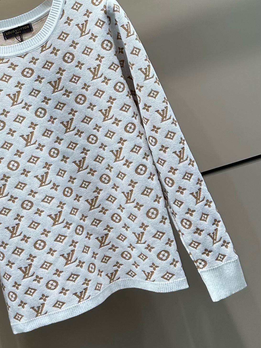 LV 高仿滿版針織毛衣 白色金色字母典雅款｜歐美奢侈品精品推薦