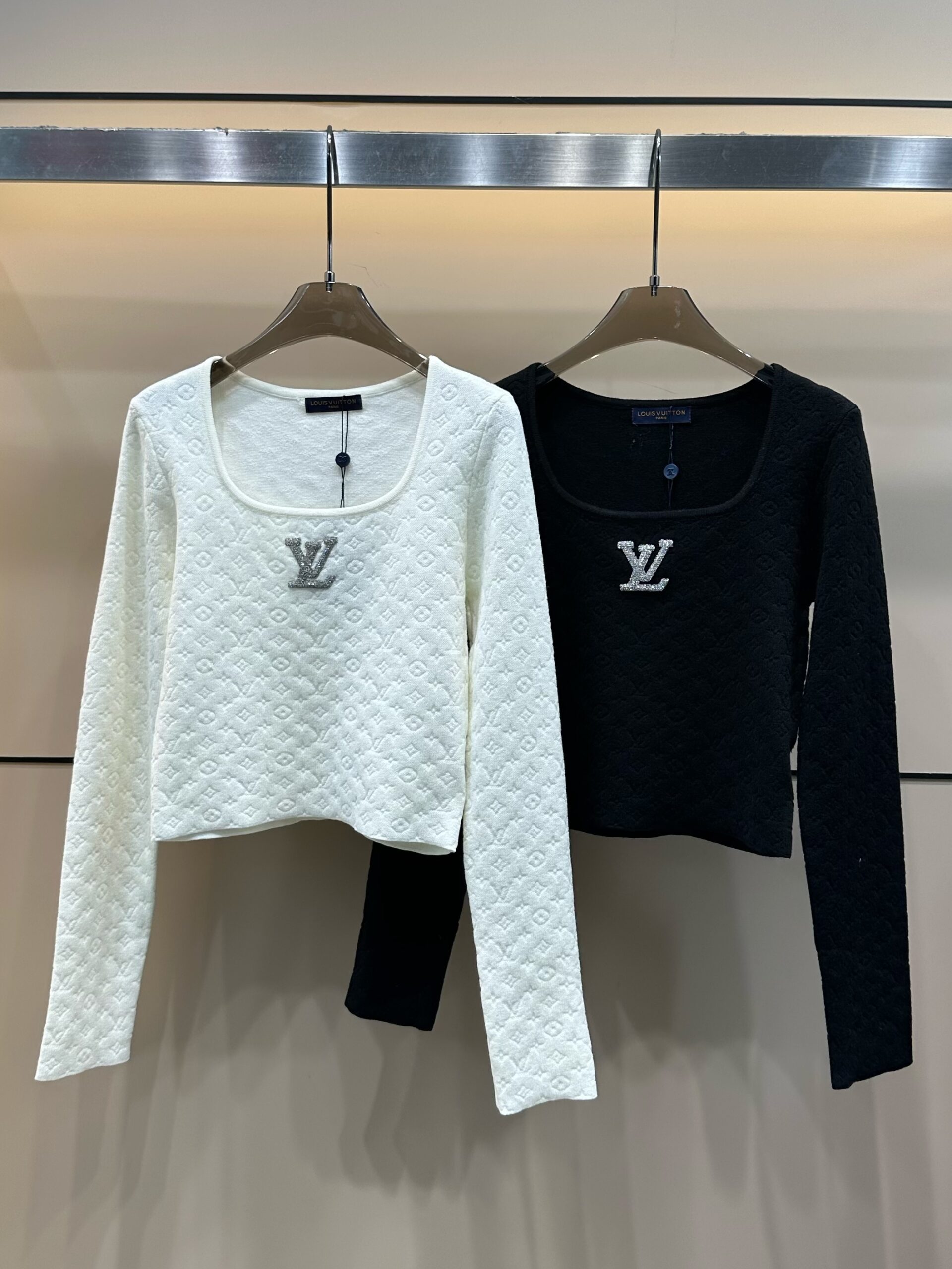 LV高仿女士白色方領長袖短版上衣時尚修身款｜歐美奢侈品精品推薦