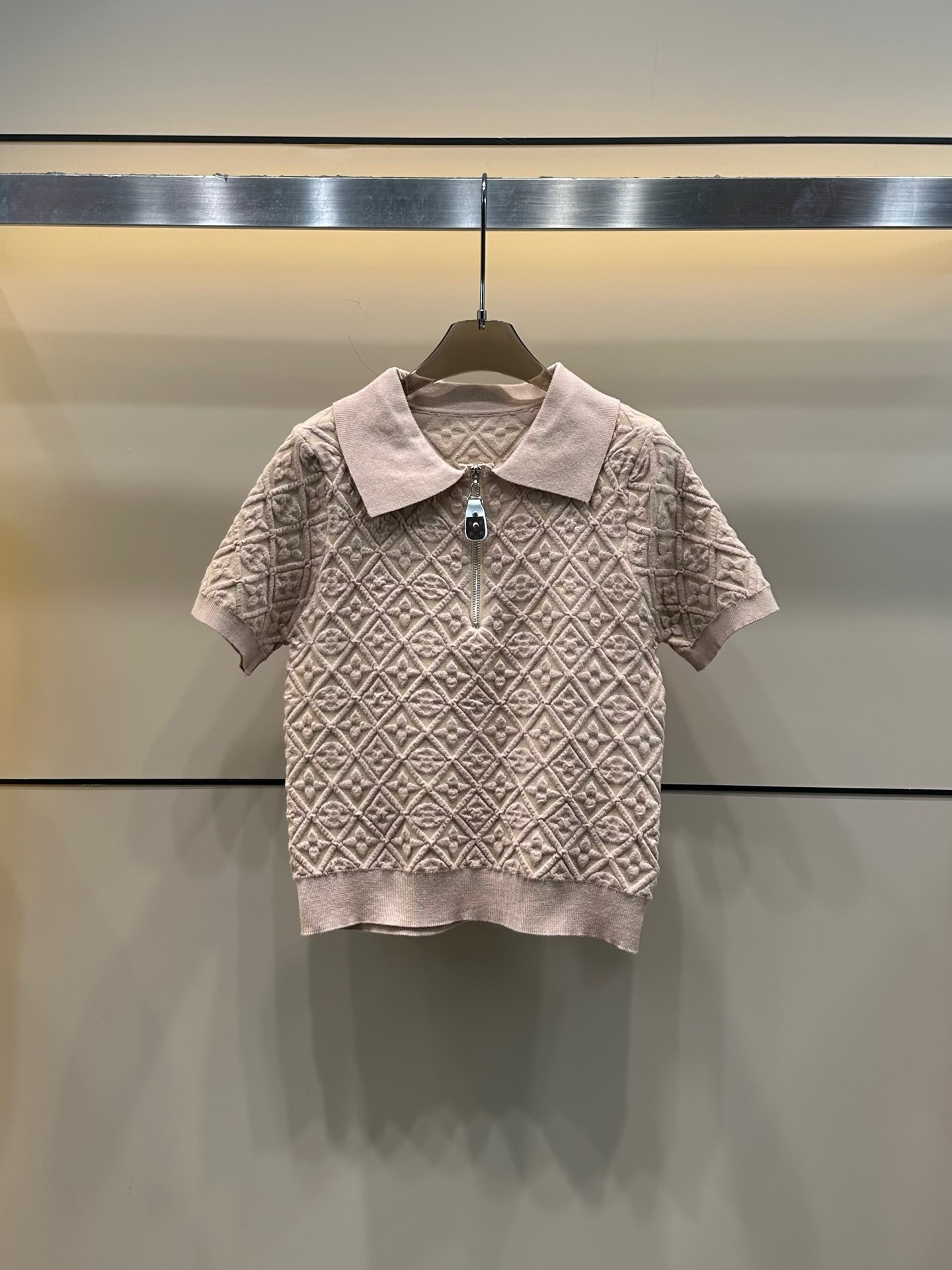 LV A貨菱格織紋短袖上衣 亮黃色拉鍊領設計｜歐美奢侈品精品推薦