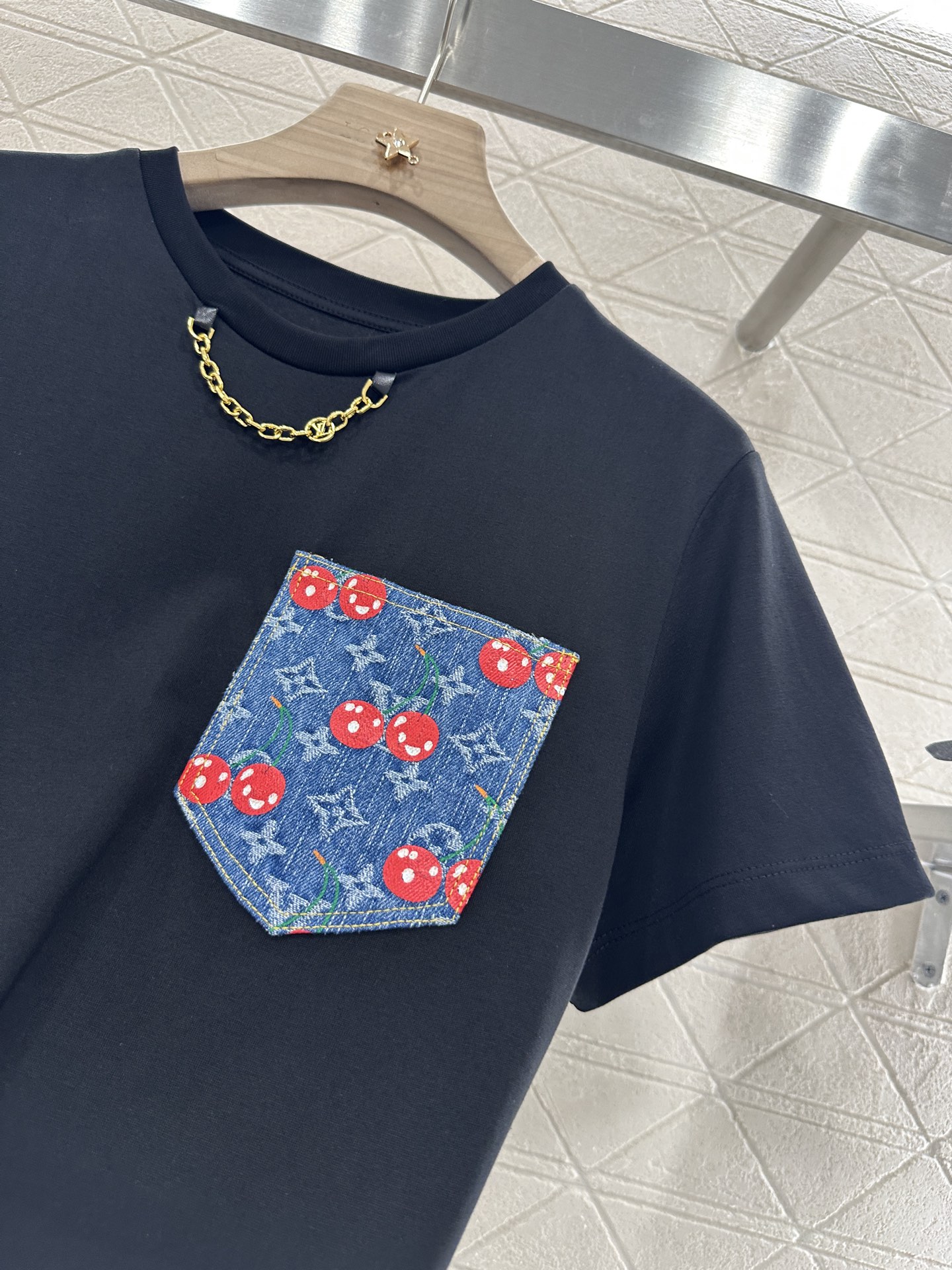 LV高仿女款T恤牛仔口袋設計櫻桃圖案俏皮百搭｜歐美奢侈品精品推薦