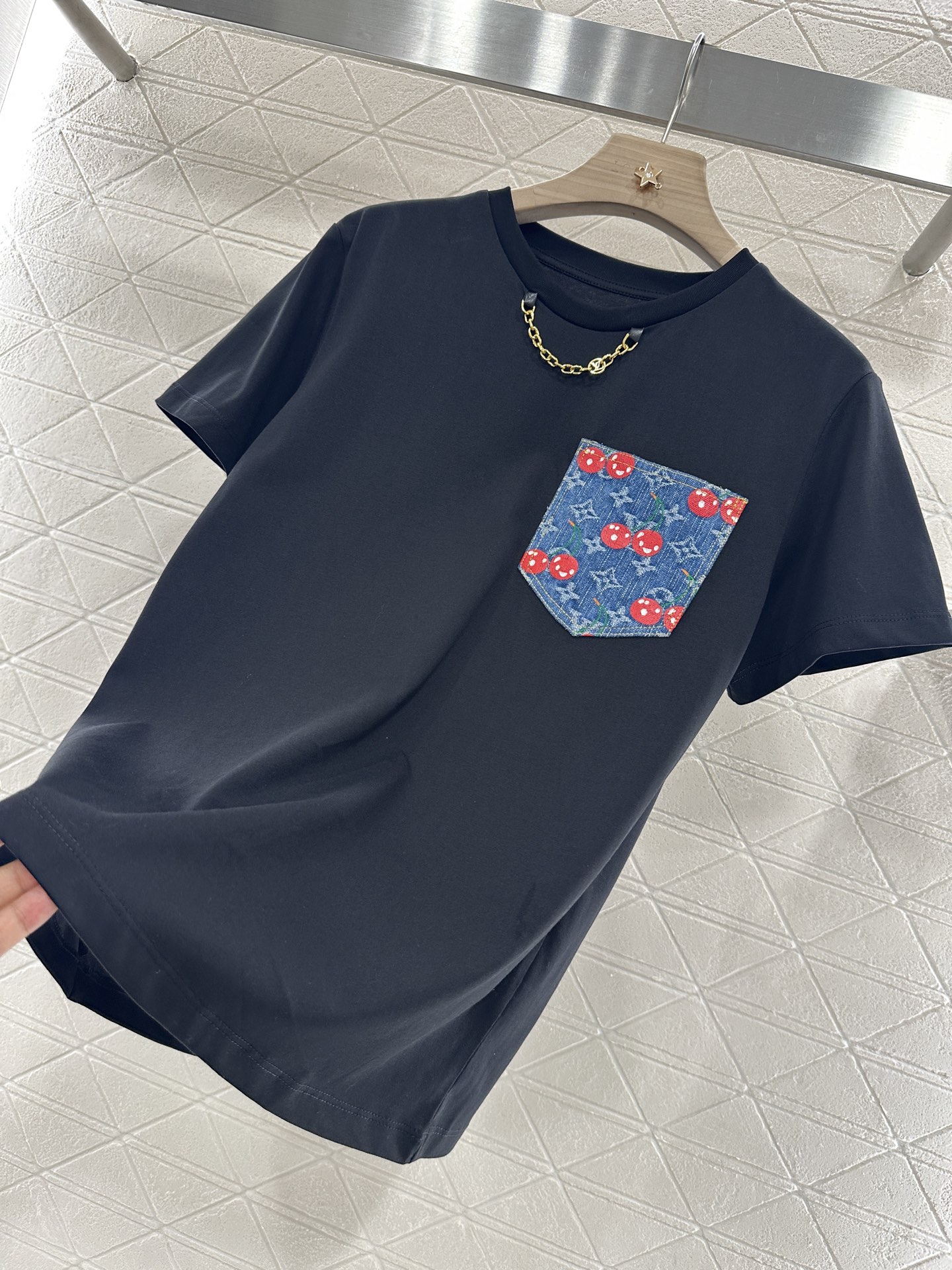LV高仿女款T恤牛仔口袋設計櫻桃圖案俏皮百搭｜歐美奢侈品精品推薦