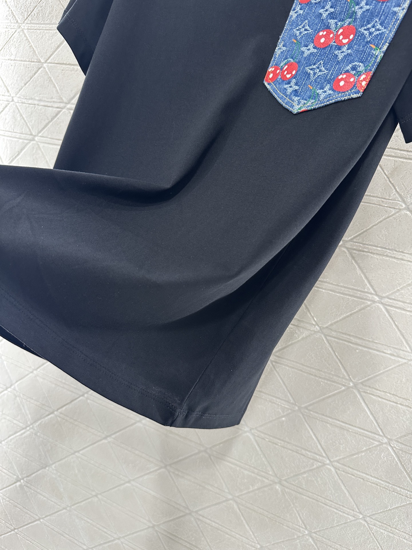 LV高仿女款T恤牛仔口袋設計櫻桃圖案俏皮百搭｜歐美奢侈品精品推薦
