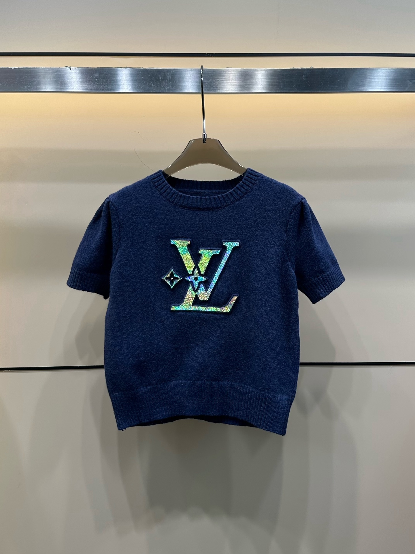 LV高仿女士短袖針織上衣亮片Logo設計百搭款｜歐美奢侈品精品推薦